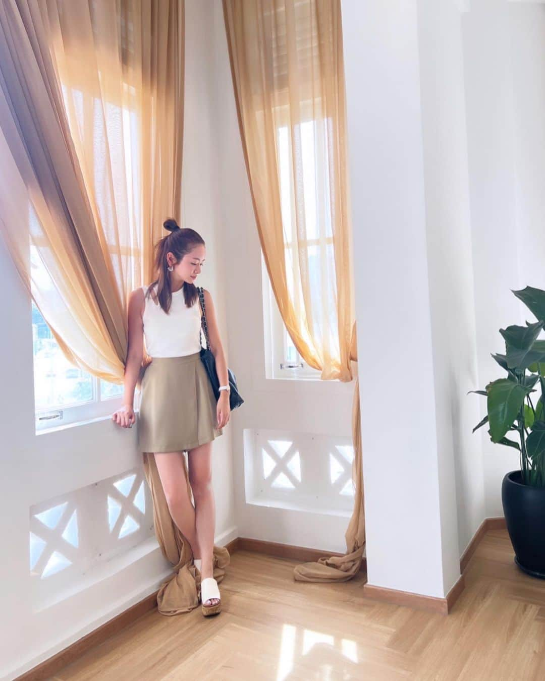 井上晃子のインスタグラム：「white or camel🤎🤍🤎🤍🤎  "skirt style culotte"   シワにならず旅に重宝するボトム オトナが着用できる美しいシルエットに拘ったスカートスタイルのショートパンツを作りました。 秋の新色はオフホワイトとキャメル、ブラックは変わらず 人気のakiki定番アイテムです #akiki」