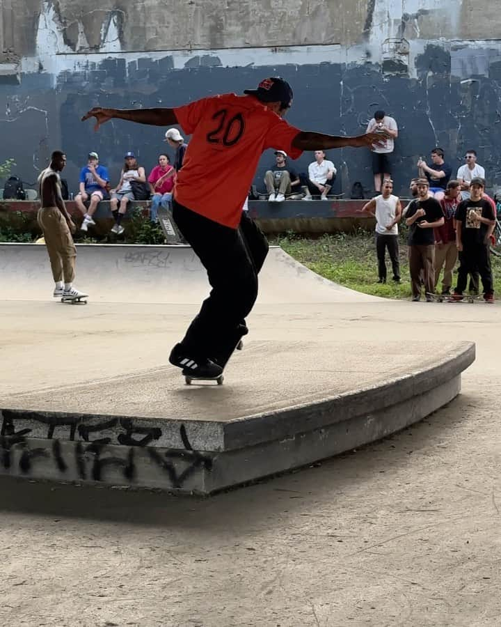 フェリペ・グスタボのインスタグラム：「Having fun out here ///  @adidasskateboarding」