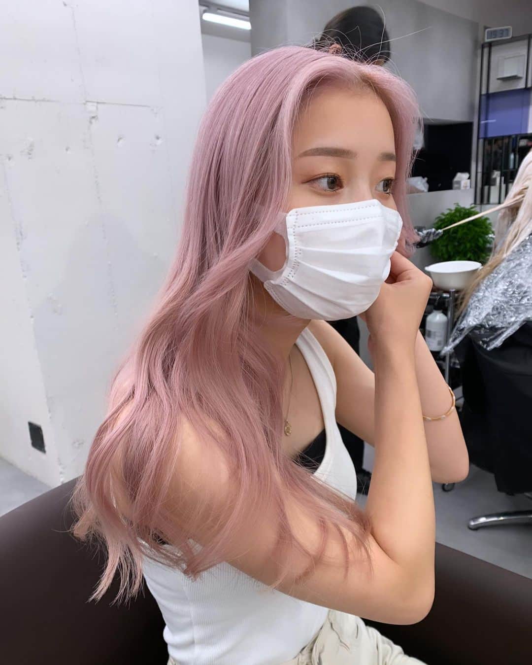 Beleza_official_instagramのインスタグラム：「ずーっと人気のpink🎀 いろおちはブロンド #ブリーチ2回 から♡  ＊選択クーポン＊ 【emi指名限定】と記載のメニューからお選びください  カット＋Wカラー＋内部補修トリートメント　¥20,000〜 カット＋ハイブリーチカラー＋内部補修トリートメント　¥26,400〜  ご予約はプロフィールに記載のURLホットペッパー又は、dmから 初回は髪の履歴や状態によりお時間が長くかかる可能性がありますのでハイブリーチメニューでのご予約がオススメです❕  ブリーチはだれを任せるかで仕上がりも、今後の髪の状態もとっても差がでる技術です ハイクオリティなヘア是非お任せください🎀  来店時にケアの方法もたっぷり お伝えします♡ ダメージレスでムラのない艶ハイトーン一緒に育てていきましょう🌙💫  #ヘアカラートレンド#リタッチブリーチ#ブリーチカラー#ブロンド#ハイトーン#ハイトーンカラー#ハイトーンピンク#ピンクカラー#ハイトーンミルクティー#グレージュカラー#ミルクティー#ミルクティーカラー#ピンクミルクティー#ミルクティーベージュ#ブロンドヘアー#ブロンドカラー#インナーカラー#ハイトーンボブ#ホワイトピンク#ピンクベージュ#ピンクブロンド#ホワイトベージュ#ホワイトカラー#ホワイトブロンド#抜きっぱなし#抜きっぱなしブロンド#emi_special」
