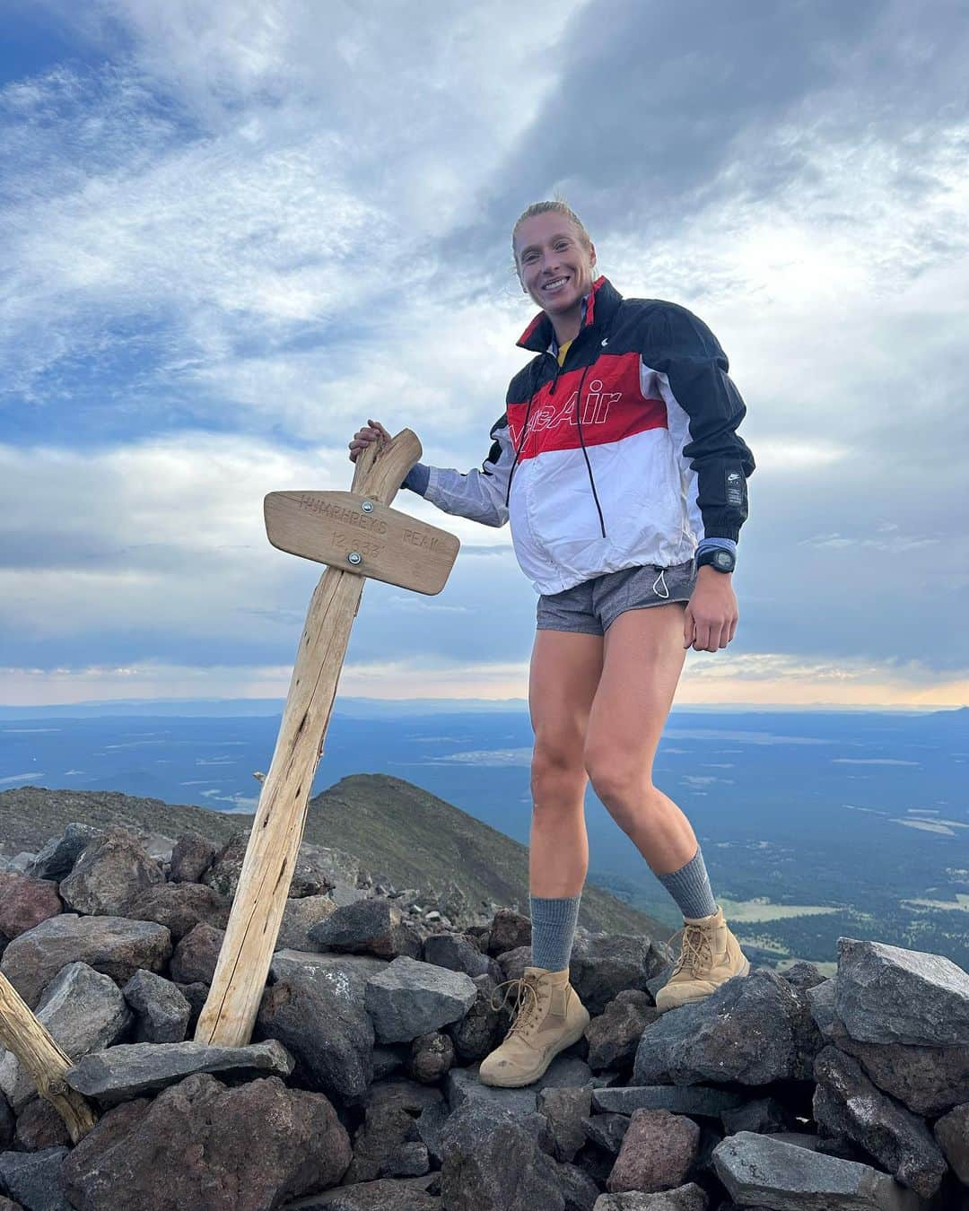 カーリー・ウォパットのインスタグラム：「Reaching new heights! 🏔️   Lots of firsts for me in our altitude training camp. But the most impressive might be what we accomplished on our third and final day.   We set out to summit the 3 highest peaks in Flagstaff, AZ all in one day with an added “Murph” element - 100 burpees on the first summit, 200 push-ups on the second, and 300 air squats on the third. 💪🏼  1. Mt Elden: 9,301’ 2. Mt Kendrick: 10,425’ 3. Mt Humphreys: 12,633’  • Starting at 5 AM, and ending in the dark of the night, we succeeded. 🤘🏼 • 12,633’ is my highest elevation ever. 🙌🏼 With the last bit of Humphreys being a scramble to the top, I most definitely felt it.  • We hiked 25+ miles and almost 10k of vert, which is essentially a marathon. But up. That’s the most distance I’ve covered on foot in the span of 12 hrs. 🤯 Descending was the worst.  • A thunderstorm rolled in as we were descending Mt Kendrick. Raced the lightning ⚡️ on the way back down. A bit of an adrenaline rush. Never done that before!  • Due to some radical circumstances, I hiked/ran the last 4 miles down Humphreys alone in the dark canopy of woods with nothing but the light of my phone. Talk about spooky. Not an easy trail to traverse at night. Took a lot of mental fortitude and self talk not to panic at times. Felt like I was back at the @goruck games. 🥲 • My feet have been pretty swollen for the past few days, which is new for me. Plenty of blisters too. Body is just about back to baseline. Ready for more.」