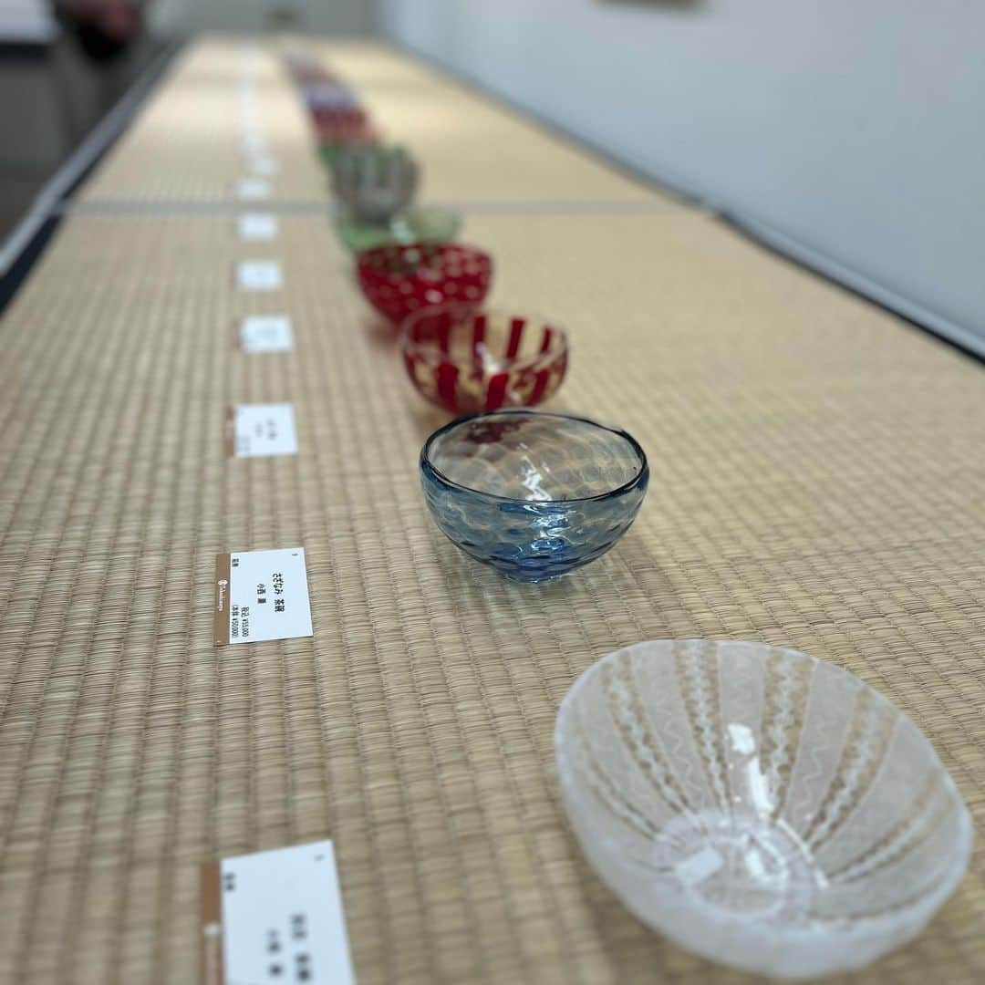 クリス智子さんのインスタグラム写真 - (クリス智子Instagram)「日本橋高島屋・美術工芸画廊で始まった恒例の「小西潮・江波冨士子 展」。初日スタート，たくさんの人で賑わっていました！ @ushiostudio   潮さんと冨士子さんの作品は、眺めていると、目を見張る技と丁寧さの中にも、普段のお二人のように、たくさんの遊び心があって、ワクワクするガラスたちなのです。  紫陽花、あさひ、花火、夜空など、それぞれのタイトルも素敵だった。  潮さんの、一つ一つ違う模様の茶碗、すごいー👏  8/ 7（月）まで。  そして、写真6枚目の左、高校の同級生の金井くんが、日本橋高島屋(以前は美術画廊ご担当)で、久しぶりに会えてラッキー。 @taogallery2003   実は、潮さんは同じ高校の先輩！ 金井くんと潮さんは、合気道やボクシングの話をはじめ、 そのうち、謎のファイティングポーズ。 夏に勝つ！  #ガラス  #潮工房 #小西潮 #江波冨士子 #日本橋高島屋美術画廊」8月3日 10時43分 - chris_tomoko