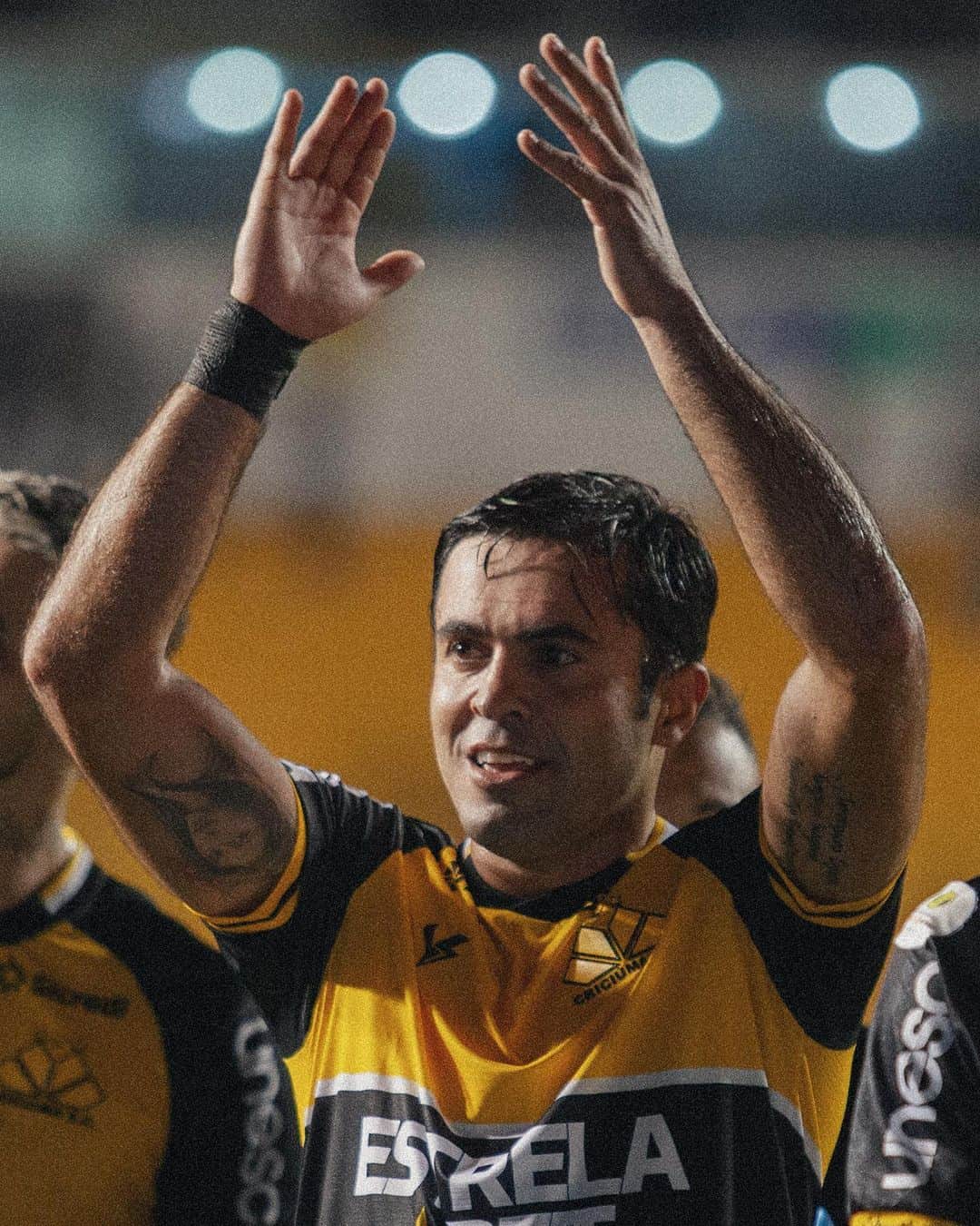 のインスタグラム：「Muito feliz por estar de volta numa vitória importante para a equipe! Parabéns ao grupo pela virada! Seguimos @criciumaoficial!🐯🙌🏼  📸 Cleiton Ramos」