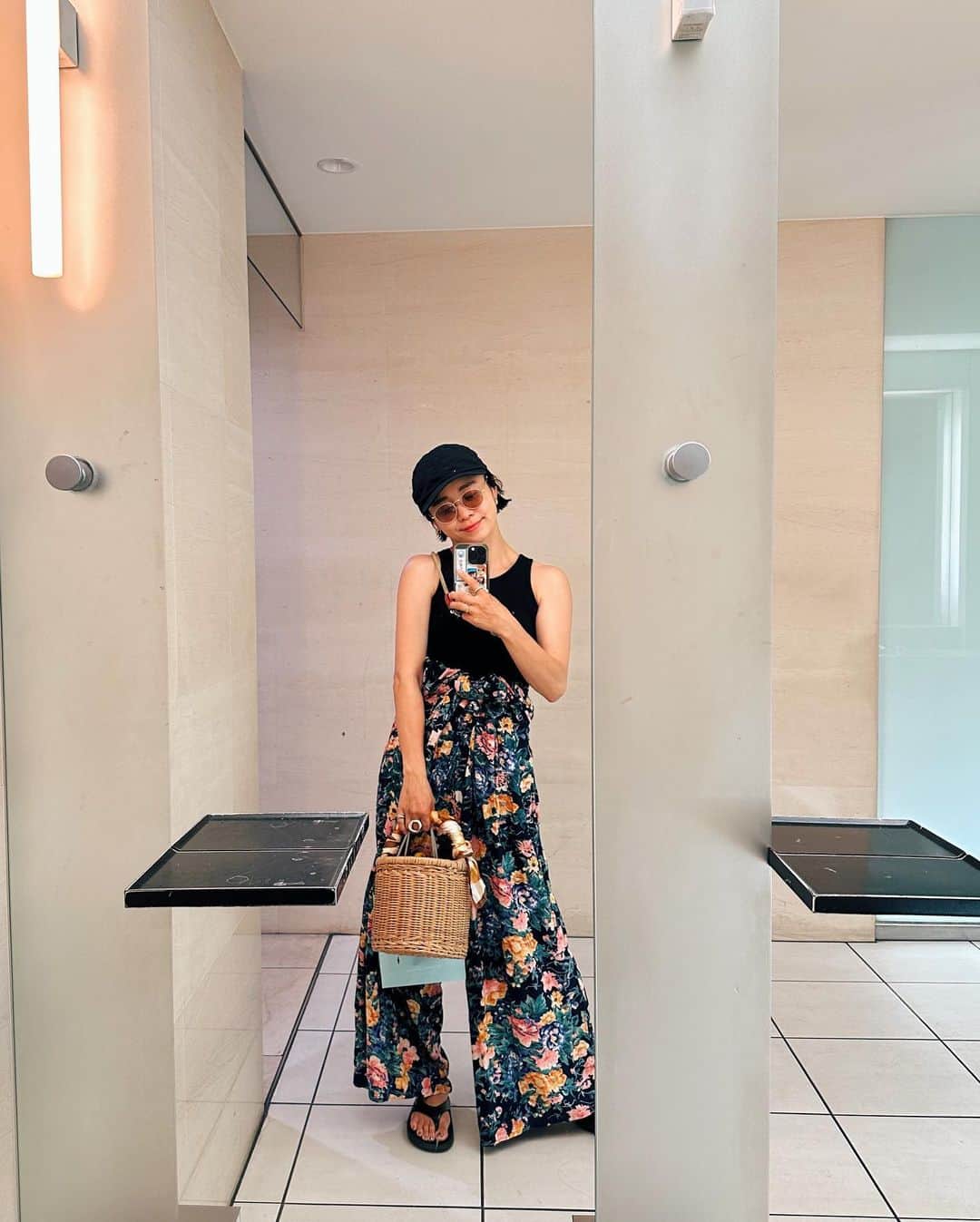 忍舞のインスタグラム：「とある少し前の日 花柄つなぎな日💐 メンテナンスいって サングラス見に行って🤓 沢山汗かいてwww  楽しかった日  朝も夕前もコーヒー飲んでもたわ  #しのぶんコーデ #お休みの日」