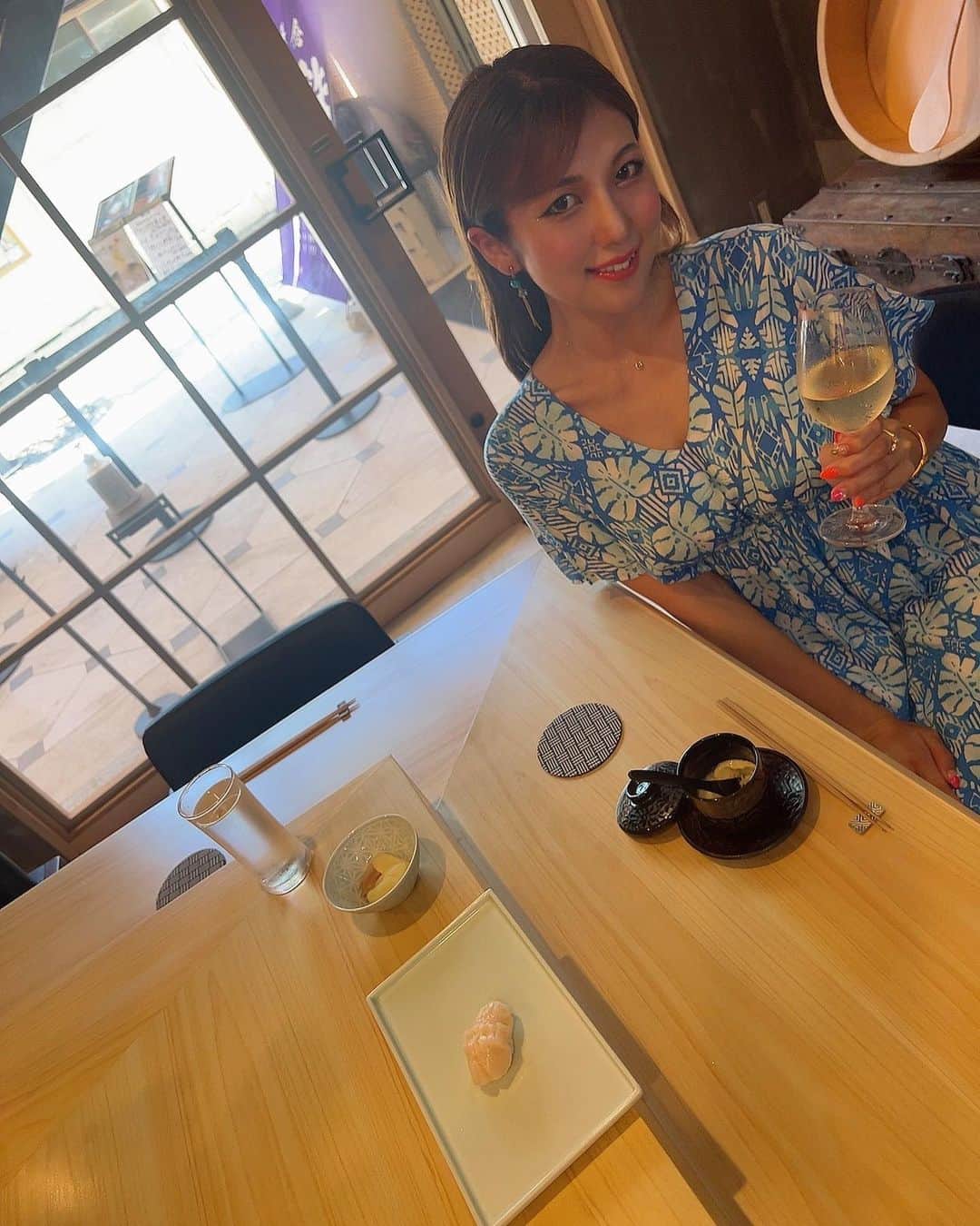 神谷麻美さんのインスタグラム写真 - (神谷麻美Instagram)「#鮨ト酒ナカニワ おきまりコース食べたよ💖🍣🍷💖✨️  全部美味しすぎるっ🥰💖🍣💖✨️ 全部柔らかいし、甘いし、溶ける感じで、ふわっとしてて、すごく美味しすぎるのっ💖🍣🥰✨️  10カンと玉子焼。ガリ2種、茶碗蒸し、お椀付き 💖✨️  ヒラメのこぶじめ、赤いかにすだち 甘海老、中トロ、いくらウニ などなど💖🤤💖✨️  #シンコ が柔らかすぎて、溶けすぎて、感動したっ🥰💖  厳選したネタをお客様のペースに合わせて1カンずつ、握ってくれるの💖✨️  昼、夜、お値段変わらず、 広めのカウンターと落ち着いた店内で、 ゆっくりと素敵なお食事の時間楽しめたよっ💖👼🏻🪐💖✨️  新鮮なお魚や旬素材を使った江戸前鮨💖🍣✨️  中庭、テラス席はわんちゃん同伴OKだから、良いよね🥰🥰🐩🦮💖✨️  PR @nakaniwa_kamakura #鎌倉グルメ #鎌倉寿司 #鎌倉ディナー #鎌倉ランチ #雪ノ下グルメ #鎌倉居酒屋」8月3日 10時44分 - asamice428