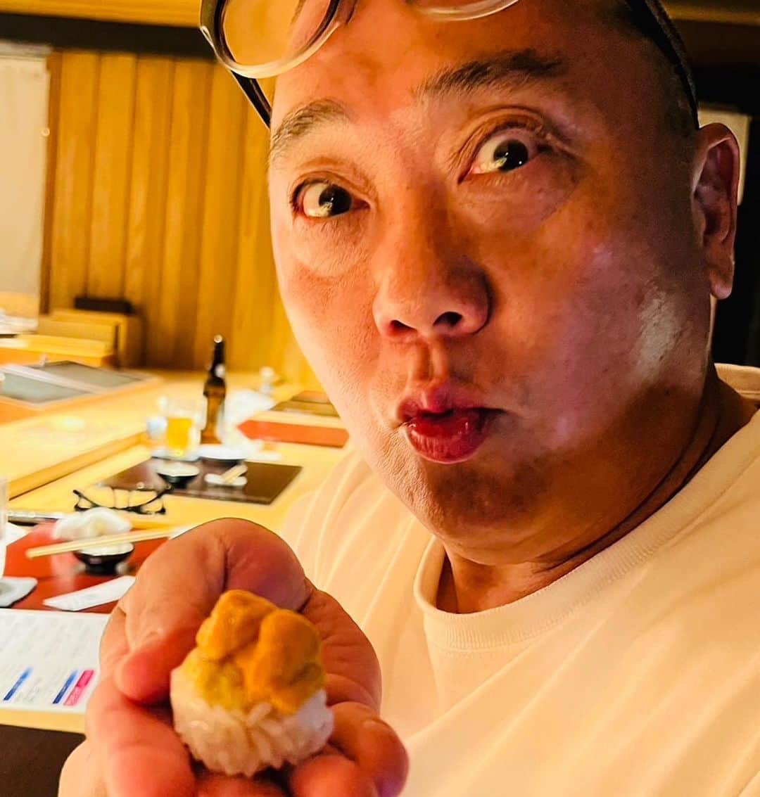 山本圭壱のインスタグラム：「おたる政寿司本店でございます カトちゃんも帰ってきたら ここに来るんだってさ」