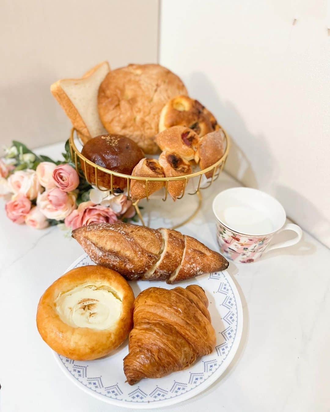 のインスタグラム：「パン好きな方必見🩷 全国のパン屋さんからパンが届く🍞  “おいしい”に出会う定期便 パンスクをやってみました✨  🍞届いたパン屋さんは、 香川県高松市にある Le Pain de Abbesses  ルパンドゥアベス さんです✨  パンの語り手である、 オーナーシェフの 村井宣彦さんの メッセージが同封されていて  パンと一緒に パン屋さんの香りまで 届いた感じの気分です📦  定番の美味しい クロワッサンのほかに 食パン ベーコンエピ プレーンフォカッチャ トマトフォカッチャ プチレーズン などが詰め込まれていました！  確かに、 香川県といえばうどんですが  パンも美味しいんだ😋 と思えるほど できたての味を味わえます✨  🥐 私は毎朝ほぼパンという生活スタイルですが、 パンスクのパンは 朝も昼も食べたいですね🥐笑😆  初回500円OFFクーポン 9月末まで使用可能です！  クーポンコード mikupan  #パンスク#パンスク時間 #パンスタグラム #PR #パン好きな人と繋がりたい🍞 #パン好き必見  #パンお届け便 #ブランチパン  #ご褒美パン #おうちでパン #朝はパン派🍞」