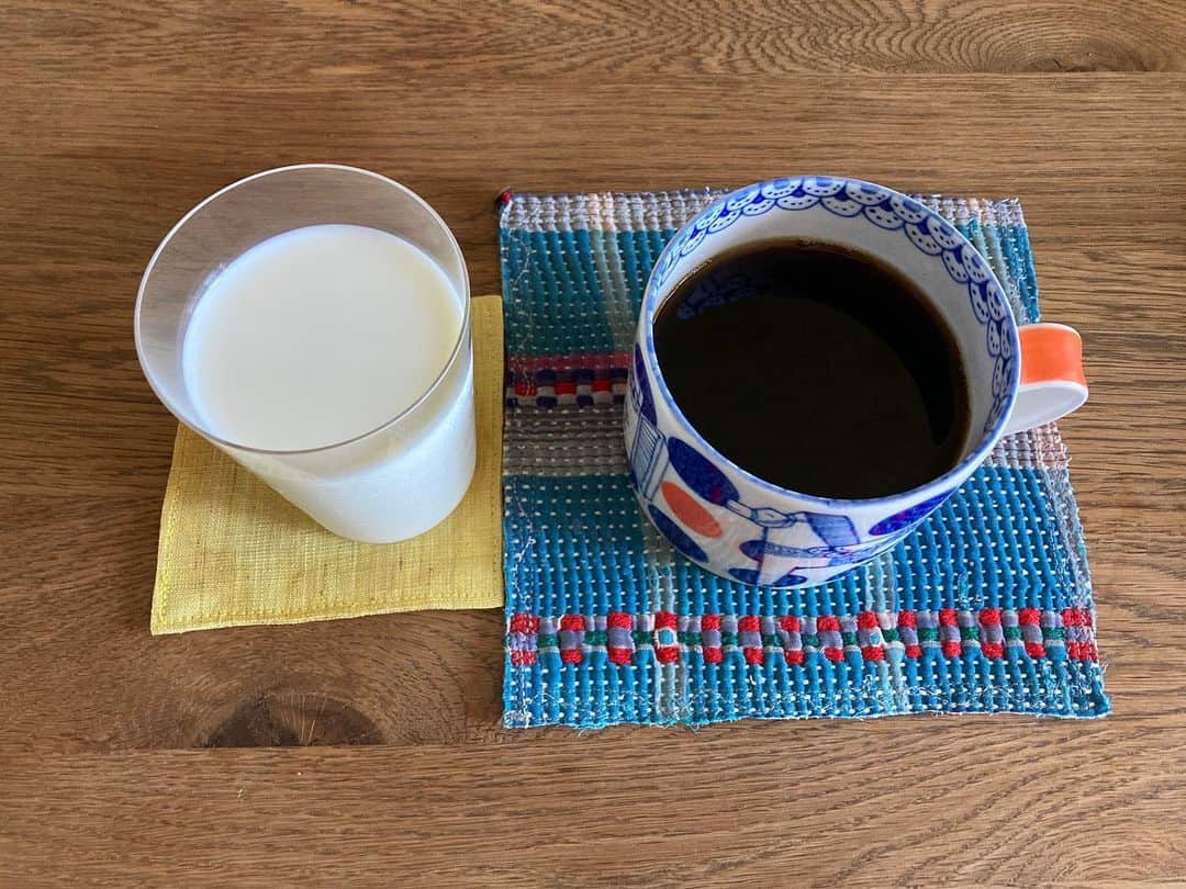 小谷あゆみのインスタグラム：「もうカフェオレには戻れない〜 コーヒーアンドミルクアンドコーヒーアンドミルク 毎朝カフェオレ飲んでたんだけど、昨日姉に教わった飲み方 コーヒーと牛乳を別に入れて、まず牛乳を口に含むそしてああまろやかだなと思ったところへコーヒーを一口 最強の口中調理」