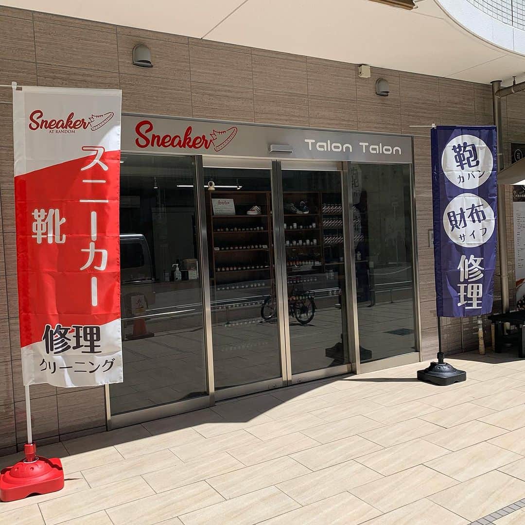 Sneaker At Randomのインスタグラム：「心斎橋店OPEN  本日8/3(木)より心斎橋店営業再開です。  スニーカー以外にも革靴、財布、バッグ、ダウンジャケットの修理受付が可能なお店です！  スニーカーアトランダム心斎橋店 大阪府大阪市中央区南船場2-7-6-103 営業時間：11:00～19:00 定休日：火・水  #sneakeratrandom#スニーカーアトランダム#junkyard#ジャンクヤード#sneaker#スニーカー#スニーカー修理#スニーカーカスタム#市川#本八幡#高円寺#心斎橋#angeluspaint#アンジェラスペイント#arata#アラタ」