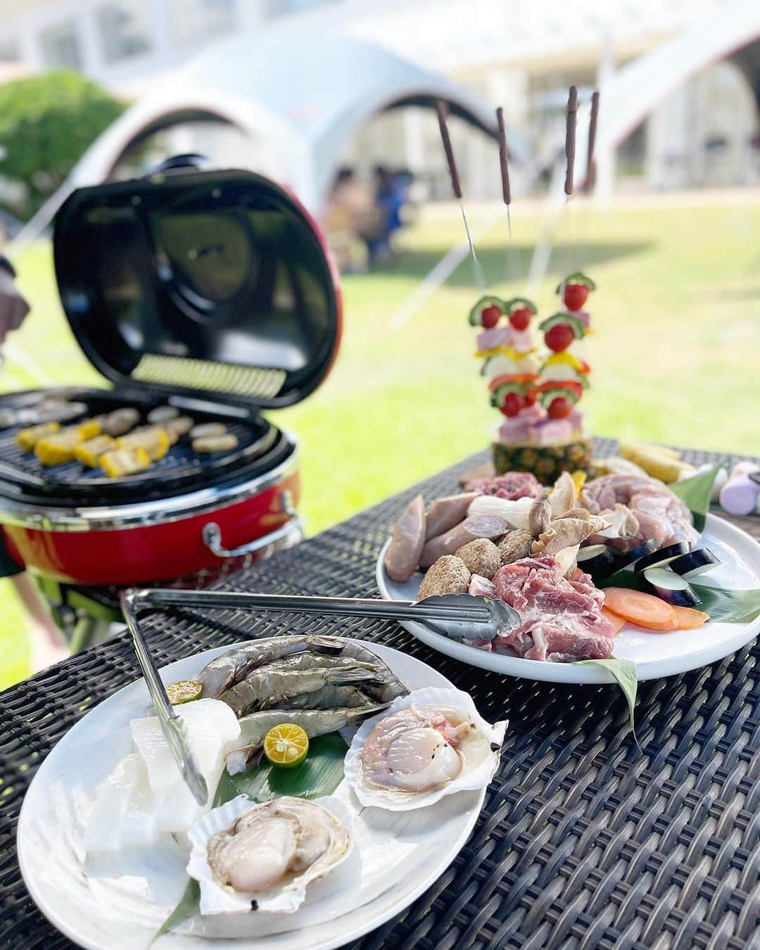 小川りかこのインスタグラム：「ANAインターコンチネンタル石垣リゾートに着いた日の夕飯と3日目の朝食は偏頭痛だった為😭  美味しいブュッフェだったにも関わらず殆ど食べられず💦  でも、3日目のお昼から奇跡的に元気に🥹  海とプールを思いっきり楽しんだ後、夕方からホテルでガーデンBBQ出来ました🍖めっちゃくちゃ暑かったけど🤣 楽しかった〜🎵  #マエサトビーチ#ビーチ#石垣島#石垣 #anaインターコンチネンタル石垣リゾート #anaintercontinentalishigakiresort #beach#ishigaki#ishigakiisland#ishigakijima #夏休み#夏休みスタート#summer#summervacation #子育て#子育てママ#3歳#3歳男の子 #子連れ#子連れ旅行#沖縄#海#BBQ」