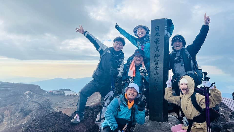 小石田純一さんのインスタグラム写真 - (小石田純一Instagram)「富士登山⑦ 山頂で御来光を見た後は火口を一周するお鉢巡り。富士山の1番高いところで記念撮影。日本のテッペンについに登り詰めました。  #富士山 #富士登山 #登山 #お鉢巡り  #gたかし さん #ジャッキーちゃん さん #中垣みな さん #きのこちゃん #小石田純一 #ものまね芸人 #お笑い芸人 #キサラ芸人」8月3日 11時05分 - koishida.trendy