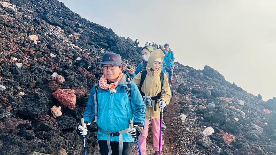 小石田純一さんのインスタグラム写真 - (小石田純一Instagram)「富士登山⑦ 山頂で御来光を見た後は火口を一周するお鉢巡り。富士山の1番高いところで記念撮影。日本のテッペンについに登り詰めました。  #富士山 #富士登山 #登山 #お鉢巡り  #gたかし さん #ジャッキーちゃん さん #中垣みな さん #きのこちゃん #小石田純一 #ものまね芸人 #お笑い芸人 #キサラ芸人」8月3日 11時05分 - koishida.trendy