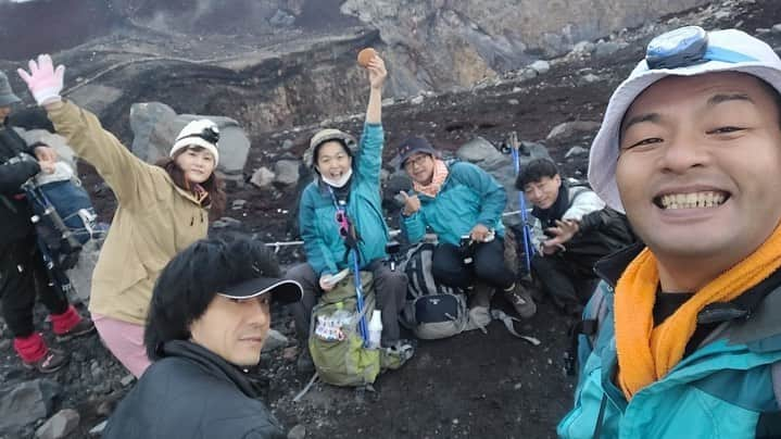 小石田純一さんのインスタグラム写真 - (小石田純一Instagram)「富士登山⑦ 山頂で御来光を見た後は火口を一周するお鉢巡り。富士山の1番高いところで記念撮影。日本のテッペンについに登り詰めました。  #富士山 #富士登山 #登山 #お鉢巡り  #gたかし さん #ジャッキーちゃん さん #中垣みな さん #きのこちゃん #小石田純一 #ものまね芸人 #お笑い芸人 #キサラ芸人」8月3日 11時05分 - koishida.trendy