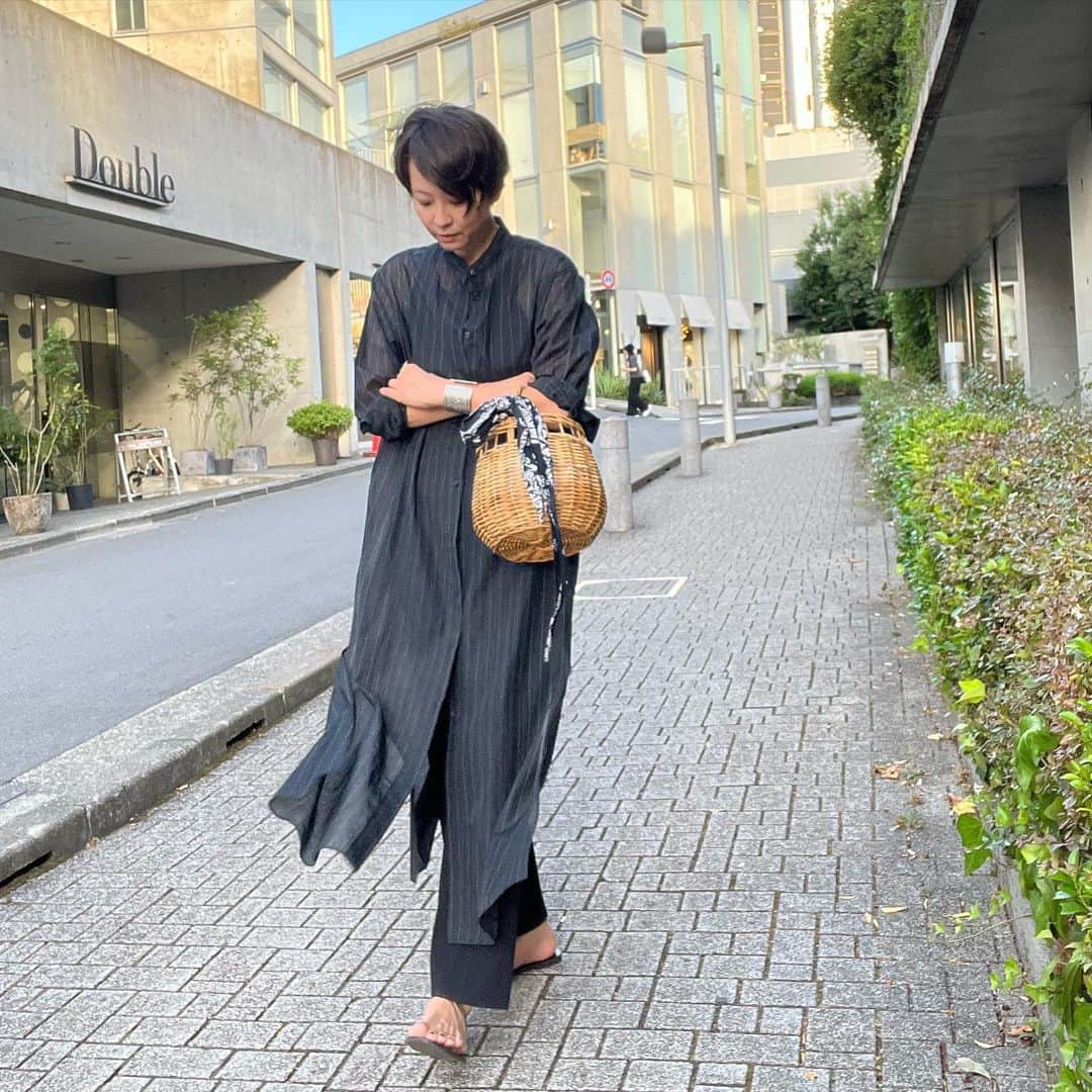 のインスタグラム：「少しモード感のある装いの時のはずしにも使える小さめのカゴバッグ💙  1日から予約開始しましたこちらのカゴバッグ、残りかなり少なくなってきているようです🙇‍♀️💦  ご予約はプロフィール欄のURLからお願いいたします☺️🙏  #gomyomarche#bagmati #カゴバッグ」