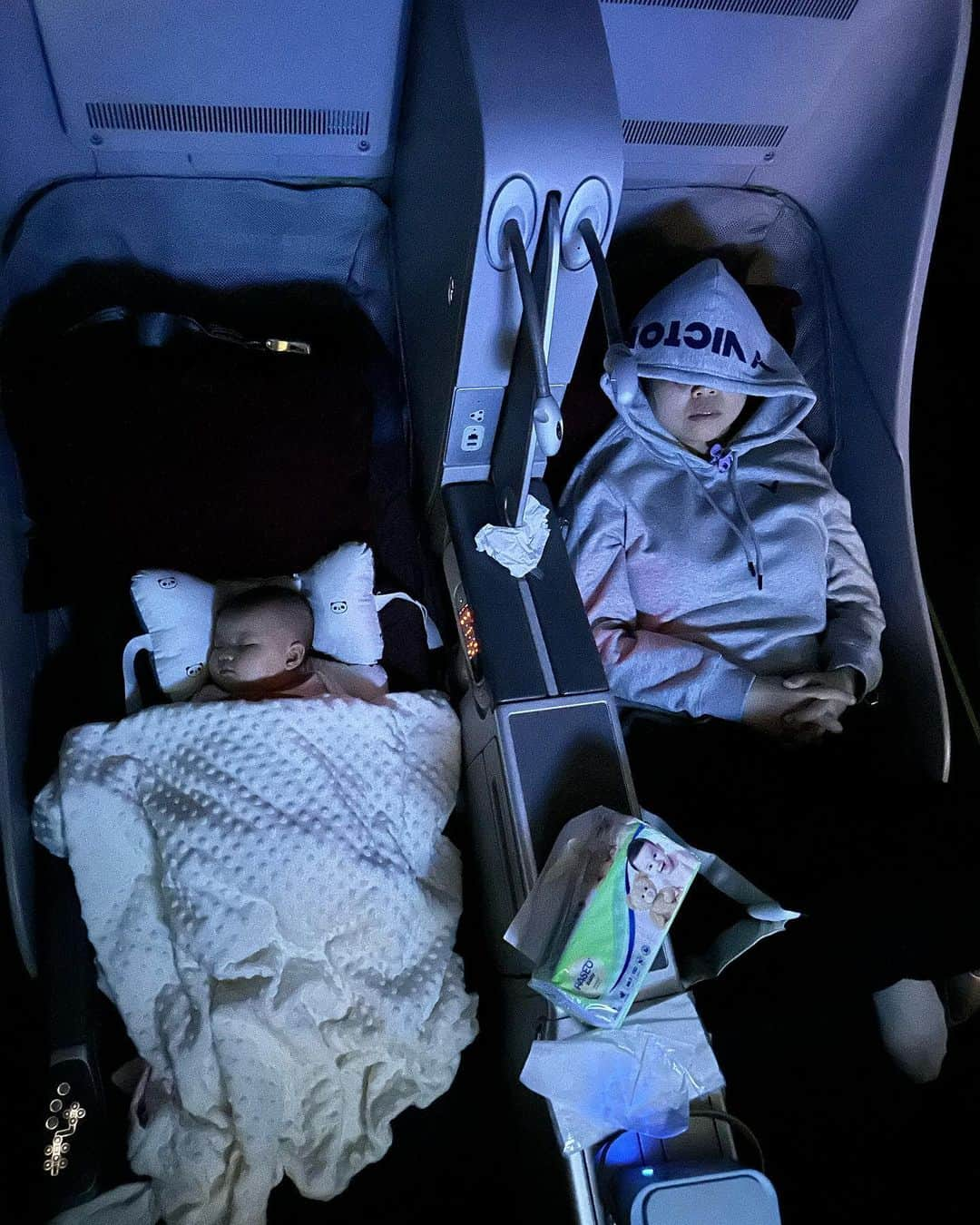 グレイシア・ポリーさんのインスタグラム写真 - (グレイシア・ポリーInstagram)「Jessia’s first flight to China.   Slide 1 & 2: Papa-mama sempat tegang sebelum lepas landas tapi puji Tuhan Jessia malah tertidur pulas.   Slide 3: Jessia & mama sama-sama tertidur pulas difotoin papa 😃  Slide 4: Selama di pesawat Jessia selalu bangun dan buka mata tapi ga nangis atau rewel, papa berusaha buat Jessia tidur dgn nyaman.  Slide 5: 30 menit sebelum landing, Jessia sempat kaget karena tekanan udara (nah ini yang selalu jadi problema anak bayi nangis kalau naik pesawat belum bisa beradaptasi dgn baik) dan yess Jessia nangis tapi cuma 5 detik 😅 akhirnya mama langsung nyusuin Jessia & kasih pacifier (hanya utk menenangkan bayi disaat berhadapan dgn tekanan udara. Saran dari dokter @dimple.nagrani selalu mujarab. 😁)   Slide 6: Mendarat di Shanghai langsung ketawa-ketawa lagi sama aunty @feyzheng padahal Jessia kurang tidur selama di pesawat. 🤗  Slide 7: Muka papa mama yang ga tidur semaleman, kecapean karena tegang hadapin anak yang baru pertama terbang dgn pesawat ini. 🫠🥰  Ni hao China….. 👋🏽」8月3日 11時17分 - greyspolii