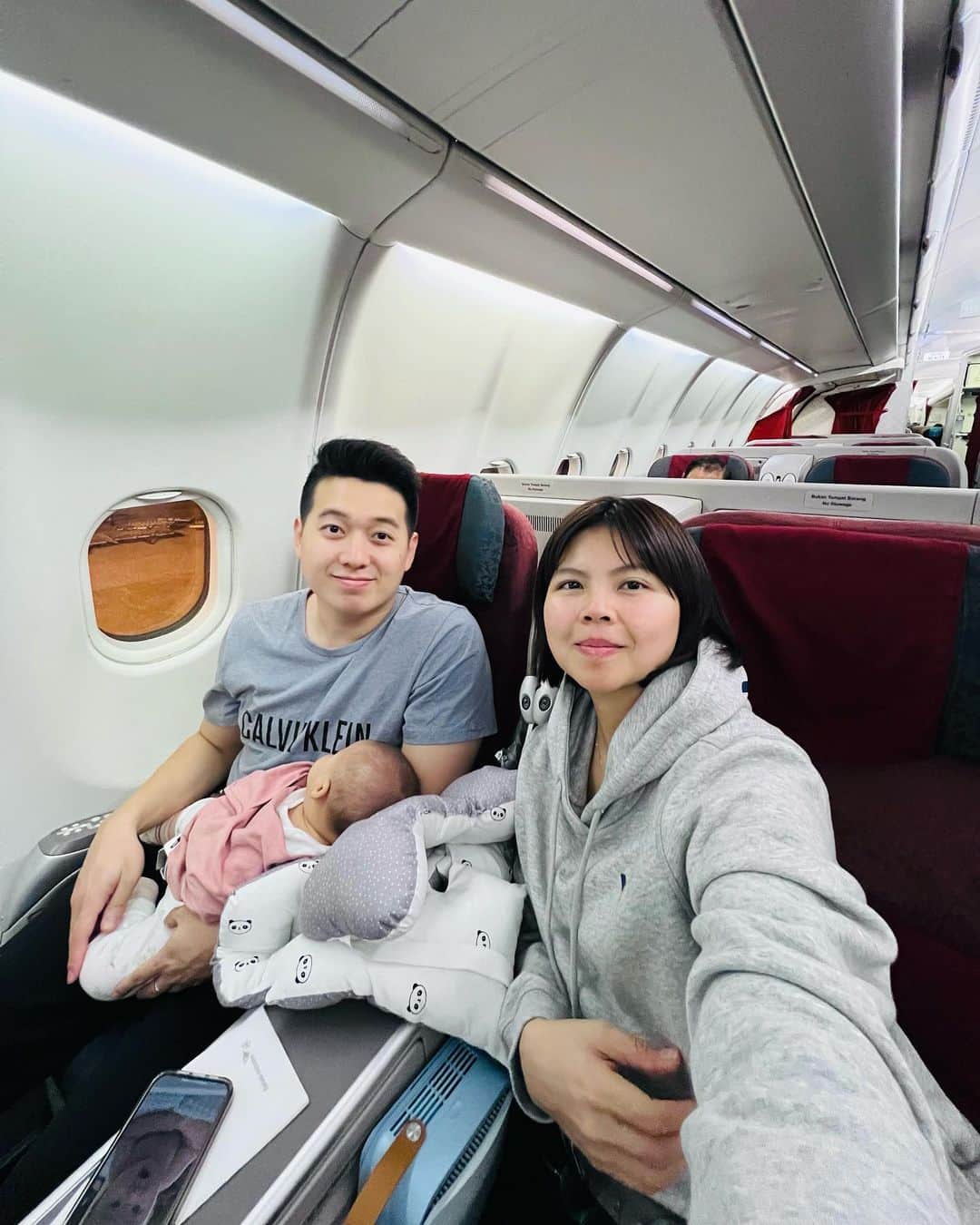 グレイシア・ポリーのインスタグラム：「Jessia’s first flight to China.   Slide 1 & 2: Papa-mama sempat tegang sebelum lepas landas tapi puji Tuhan Jessia malah tertidur pulas.   Slide 3: Jessia & mama sama-sama tertidur pulas difotoin papa 😃  Slide 4: Selama di pesawat Jessia selalu bangun dan buka mata tapi ga nangis atau rewel, papa berusaha buat Jessia tidur dgn nyaman.  Slide 5: 30 menit sebelum landing, Jessia sempat kaget karena tekanan udara (nah ini yang selalu jadi problema anak bayi nangis kalau naik pesawat belum bisa beradaptasi dgn baik) dan yess Jessia nangis tapi cuma 5 detik 😅 akhirnya mama langsung nyusuin Jessia & kasih pacifier (hanya utk menenangkan bayi disaat berhadapan dgn tekanan udara. Saran dari dokter @dimple.nagrani selalu mujarab. 😁)   Slide 6: Mendarat di Shanghai langsung ketawa-ketawa lagi sama aunty @feyzheng padahal Jessia kurang tidur selama di pesawat. 🤗  Slide 7: Muka papa mama yang ga tidur semaleman, kecapean karena tegang hadapin anak yang baru pertama terbang dgn pesawat ini. 🫠🥰  Ni hao China….. 👋🏽」