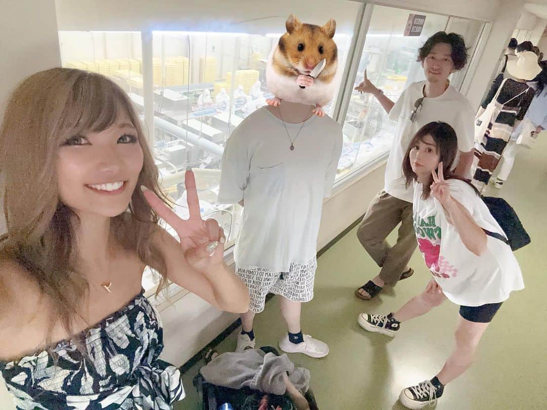 高橋由真さんのインスタグラム写真 - (高橋由真Instagram)「毎年恒例の山梨旅🍑✨  ととちゃんは体調不良でお留守番🏠  まるいわぶどう園の🍑食べ放題が大好きすぎて長年通ってます♡ (今年は食べ放題7月31日で終わり)  あと行ってみたかった信玄餅工場見学に行ったよ🥰✨ 思いのほか、ちーくんが楽しんでてビックリ！！笑 手で結んでるところ見たら感動よ🥺❣️ 信玄餅大好きだから感謝を込めて頂きます🙏  あとあと、初めて皆吉ってお店でほうとう食べたんだけどめちゃくちゃ雰囲気も良くて味も良かった♡  山梨大好きーーーー！！！💞  富士急も行きたい😗 ZOKKONだっけ？乗りたい😗  暑いのが終わったら計画たてよ😗  #山梨 #山梨観光 #桃狩り #信玄餅 #ほうとう」8月3日 19時40分 - yumachi1021