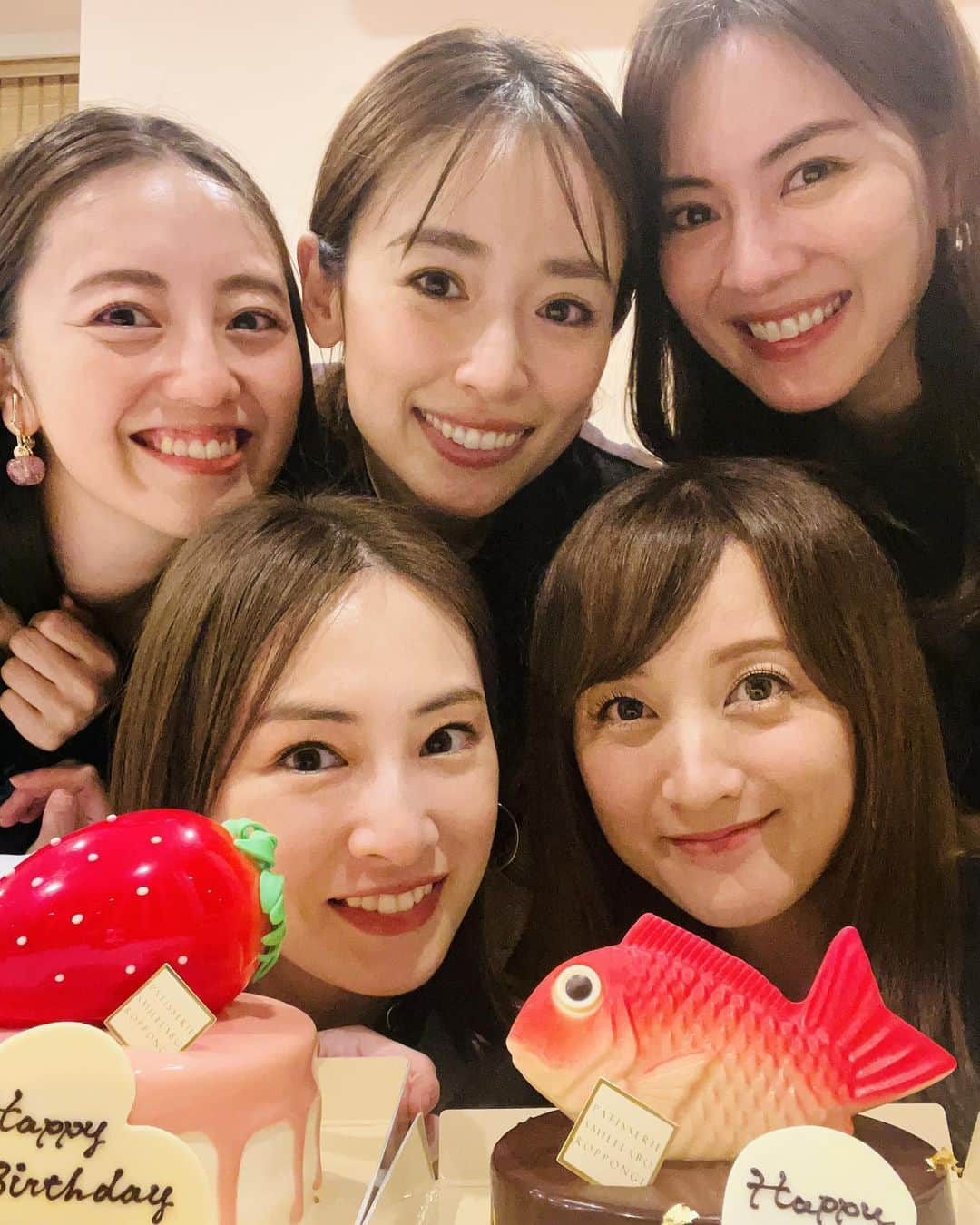 安座間美優さんのインスタグラム写真 - (安座間美優Instagram)「🩷❤️🩵🧡💚  HAPPY WEDDING & HAPPY BIRTHDAY AYAKA🧡 HAPPY BIRTHDAY KEIKO❤️  お姉さまたちのケーキショットも 超絶可愛いから載せちゃう🍓🐟🎂  　 昨日はちょうど満月で、みんなで眺めながら帰りました🌕 　  #sailormoon#セーラームーン#戦士」8月3日 11時21分 - mew_azama