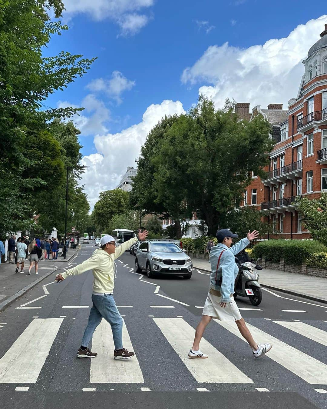 チョン・ギョンホのインスタグラム：「#abbeyroad  🏃🏻🏃🏻‍♂️ @niluchoi」