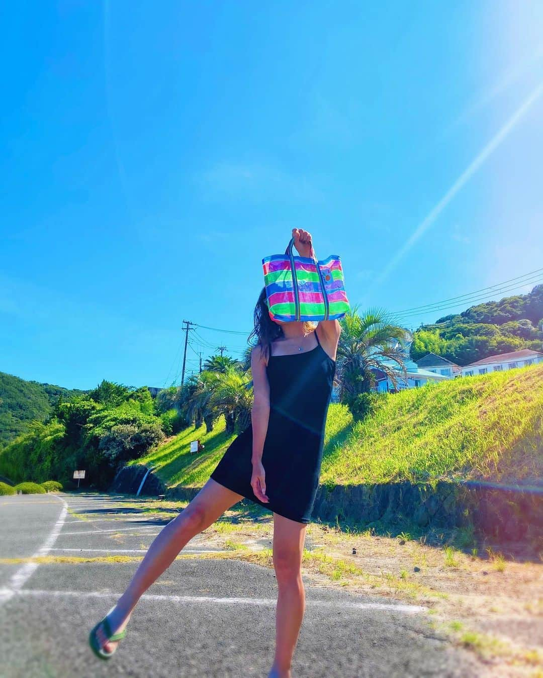 KAEDE さんのインスタグラム写真 - (KAEDE Instagram)「🌞🌈  #台湾　#台湾漁師網バック #漁師網バッグ #エコバッグ #台湾雑貨　#🇹🇼 #taiwan #台湾土産　#かごバッグ #ナイロンバッグ #ナイロンかごバッグ　#ワンピース #ワンピースコーデ #黒コーデ #シンプルコーデ #シンプルライフ　#キャミワンピ　#夏コーデ #ラフコーデ　#海コーデ #楽ちんコーデ #島ぞうり　#ビーサン」8月3日 11時26分 - chu_z_kaede