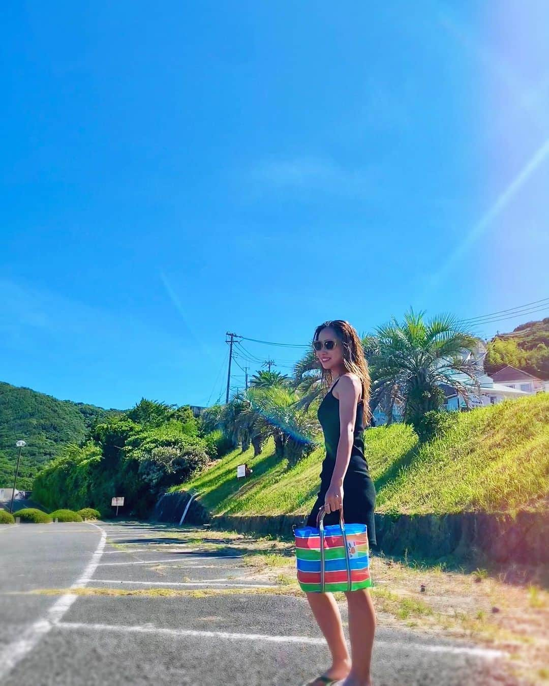 KAEDE のインスタグラム：「🌞🌈  #台湾　#台湾漁師網バック #漁師網バッグ #エコバッグ #台湾雑貨　#🇹🇼 #taiwan #台湾土産　#かごバッグ #ナイロンバッグ #ナイロンかごバッグ　#ワンピース #ワンピースコーデ #黒コーデ #シンプルコーデ #シンプルライフ　#キャミワンピ　#夏コーデ #ラフコーデ　#海コーデ #楽ちんコーデ #島ぞうり　#ビーサン」