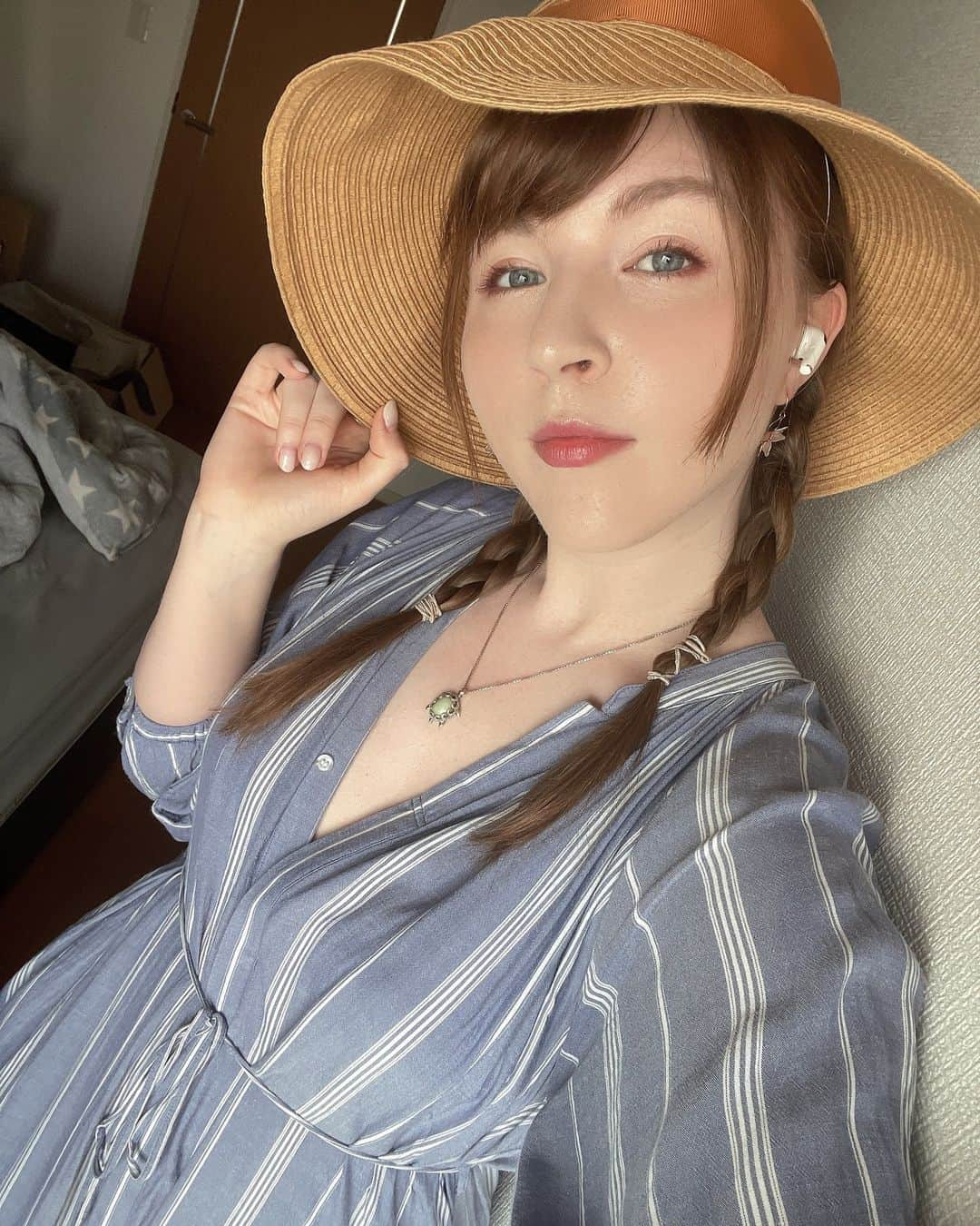 ジューン・ラブジョイさんのインスタグラム写真 - (ジューン・ラブジョイInstagram)「Good Thursday, folks !⠀ In Japan, it's still very hot, so I don't go out without my straw hat 🫠💦⠀ ⠀ Bon jeudi les amis ! Au Japon, il fait très chaud et je ne sors jamais sans mon chapeau de paille...⠀ ⠀ #japon #japan #été #summer #ootd #summerbreeze #lipstick #model⠀ ⠀」8月3日 11時28分 - junelovejoyy