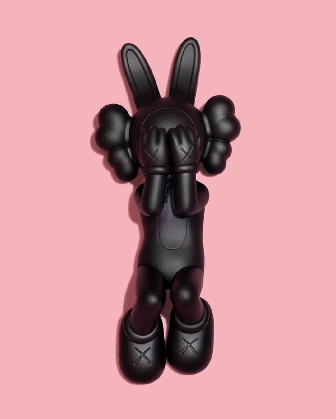KAWSONEさんのインスタグラム写真 - (KAWSONEInstagram)「To celebrate the occasion I made a few editions in collaboration with @ARR.AllRightsReserved. A series of KAWS:HOLIDAY Indonesia limited edition pieces will be available at @DDTStore.  17 Aug 11pm EDT 18 Aug 10am WIB | 11am HKT ➡️ DDTStore.com (link in bio)  @KAWS @ARR.AllRightsReserved @DDTStore #KAWS #KAWSHOLIDAY #AllRightsReserved #DDTStore」8月3日 11時29分 - kaws