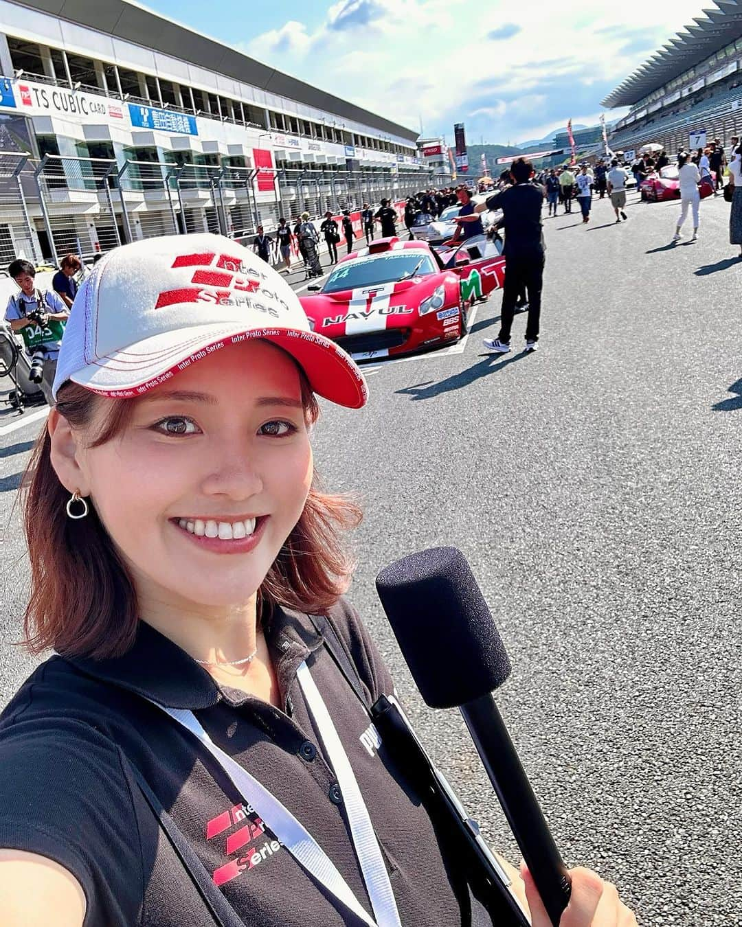 笠原美香のインスタグラム：「🏎️ IPS/KYOJOCU 第2大会💨 今回もグリッドリポートと レースの裏側をちょい見せするYOUTUBEコンテンツ のお仕事でした😊  グリッドをみてても直前まで乗り込まないドライバーちらほら👀 この暑さの中でのインタープロトは過酷そうだったな... やまけんの完勝はお見事🙌 そして、KYOJOは抜かれたら抜き返す！ といわんばかりの気迫ありバトル続出 戦ったぜ勝ったぜと気持ちいい顔が印象的だった 愛ちゃんおめでとう😆  年内のサーキット納めでした♡ #インタープロト #KYOJOCUP」