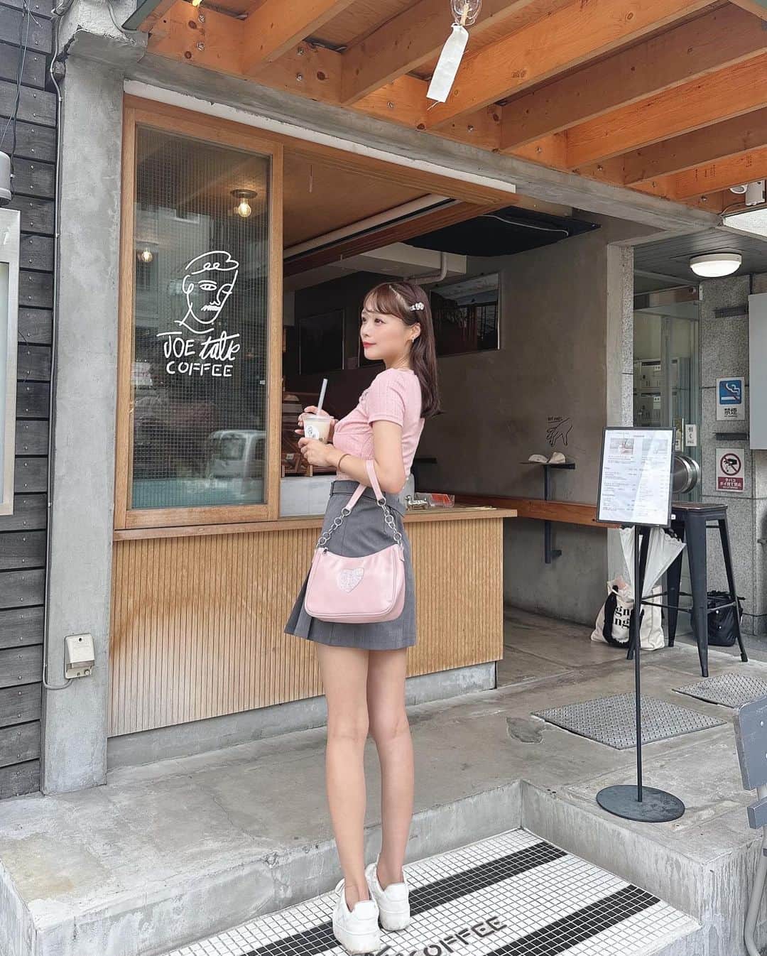 計良日向子（ひなひ）さんのインスタグラム写真 - (計良日向子（ひなひ）Instagram)「. 恵比寿にあるフィナンシェカフェ🥣🧁 @joe_talk_coffee_ . . . . 恵比寿の路面にこんなに可愛いカフェが🫶 ベンチの感じが韓国ぽくておしゃれ🤍 フィナンシェの焼きたての時間が 書いてあって、その時間は混むみたい！ ちょうど空いてる時間に行けた🥄 . . . 👗トップス　@shein_japan . 👗スカート　@grl_official . 👜バッグ　@hm . 👟スニーカー　@shoesincloset_official . . . . #恵比寿カフェ #東京カフェ #カフェ巡り #フィナンシェ #カヌレ #shein購入品 #sheinコーデ #grl #グレイル #エイチアンドエム」8月3日 22時27分 - kerahinako1105