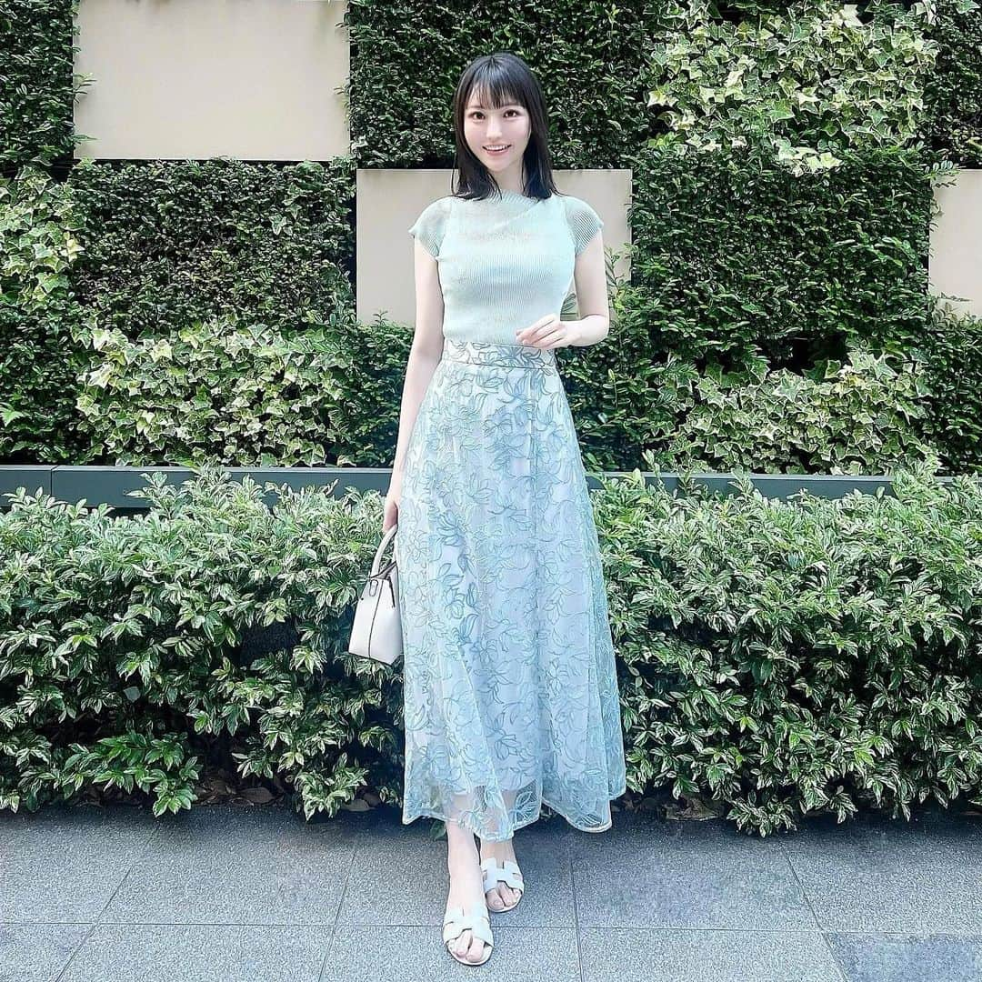 Machikoのインスタグラム：「涼しげカラーコーデ🍃🎐  tops @saisondepapillon_official  #saisondepapillon #セゾンドパピヨン  skirt @grl_official #grl #グレイル」