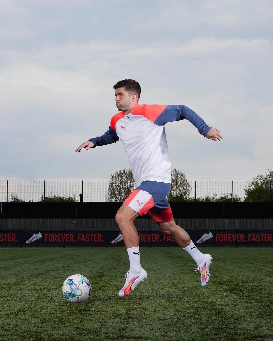 のインスタグラム：「Going into the new season with these fast boys 💨💨 #PUMAULTRA @pumafootball」