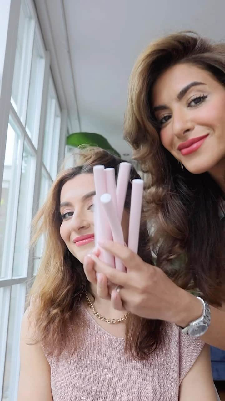 Sarah Angiusのインスタグラム：「The fastest and easiest way to achieve heatless curls! My sister has fine hair so I used @maaiihair Wake Up texturizing volume spray all over her hair knowing this will provide all the hold and bounce without weighting her hair down or making it greasy or sticky. We let the curls set in for less than 30 minutes!  Disclaimer* If you have longer, thicker hair I would suggest to let it set in for more than 30 minutes depending on the length and thickness of your hair.」