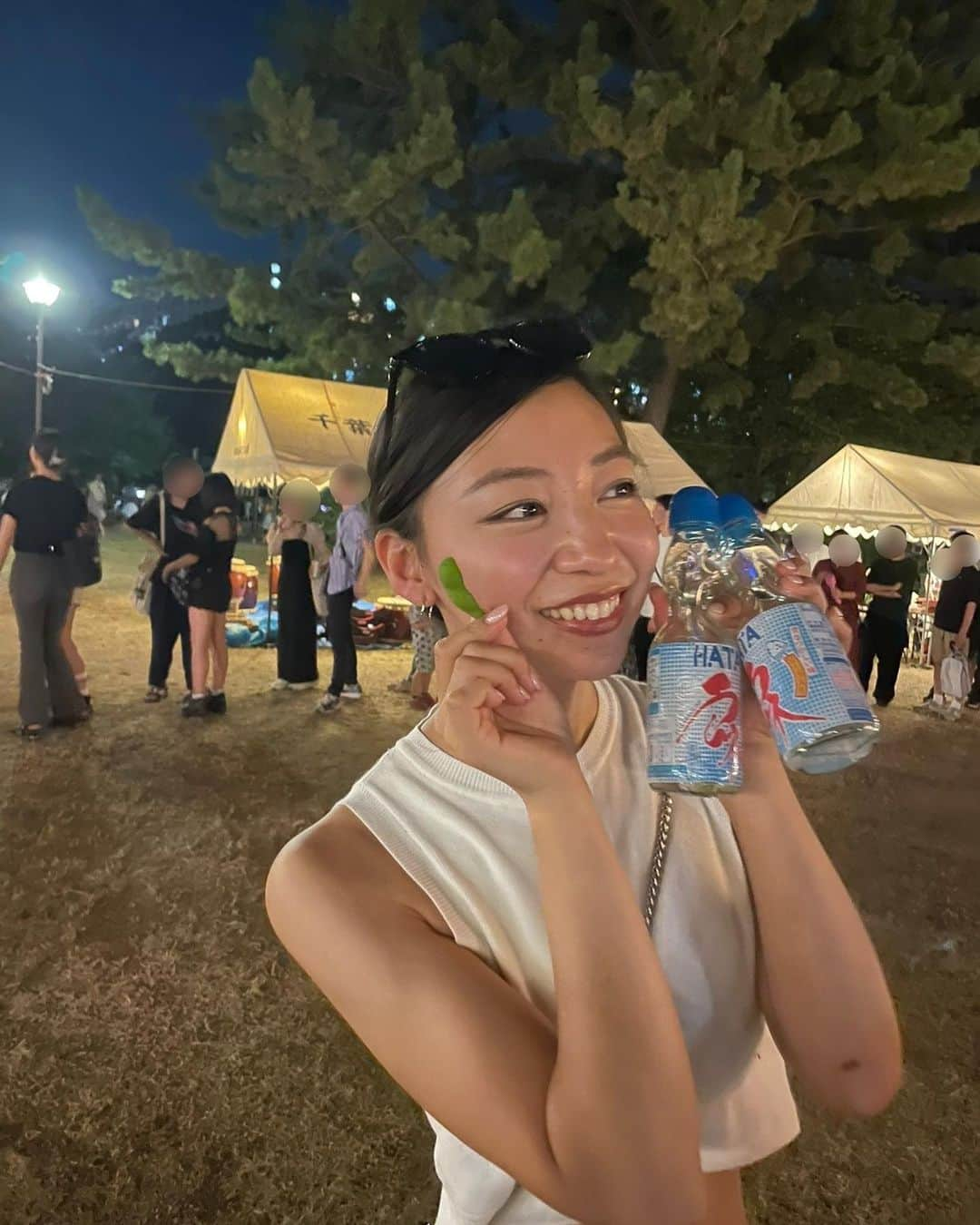 鈴木海那のインスタグラム：「夏祭り〜妹の殻瓶ラムネと枝豆添えて🫛🫙  #夏祭り」