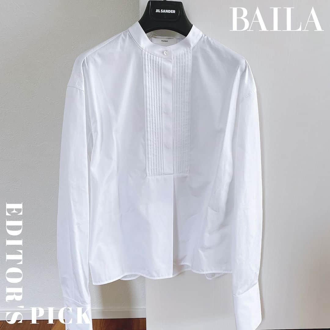 BAILAさんのインスタグラム写真 - (BAILAInstagram)「タイムレスな服って何だろう、と考えた時に真っ先に思い浮かぶのが白いシャツ。好きなアイテムでワードローブに何枚もあるけれど「これ！」って言えるものが実はない。マイ キング オブ 白シャツがほしい！と思い立って、ジル・サンダーのアイコン「７デイズ　シャツ」を買いに行きました。月曜から日曜まで、それぞれの曜日を想起させる美しい白いシャツがラックに並ぶのを見るだけでどきどきします。いくつかの曜日を試着して、最後に選んだのはTHURSDAY。ボクシーなシルエットにスタンドカラー、ピンタック。長めのカフスにはさりげなくあしらわれたJSの刺繍が。ジル・サンダーならではの、ミニマルで端正な佇まいと遊び心のバランスがたまりません。どんなボトムにも合うし、何よりも好きな服を着ることの楽しさを感じさせてくれる一枚。いつか、最後まで迷った小さな襟に七分袖のFRIDAYも手に入れたいです。  #白いシャツ #ジルサンダー #7デイズ #シャツ #バイラエディターズピック #編集長中川 #baila #BAILA #baila_magazine」8月3日 21時00分 - baila_magazine