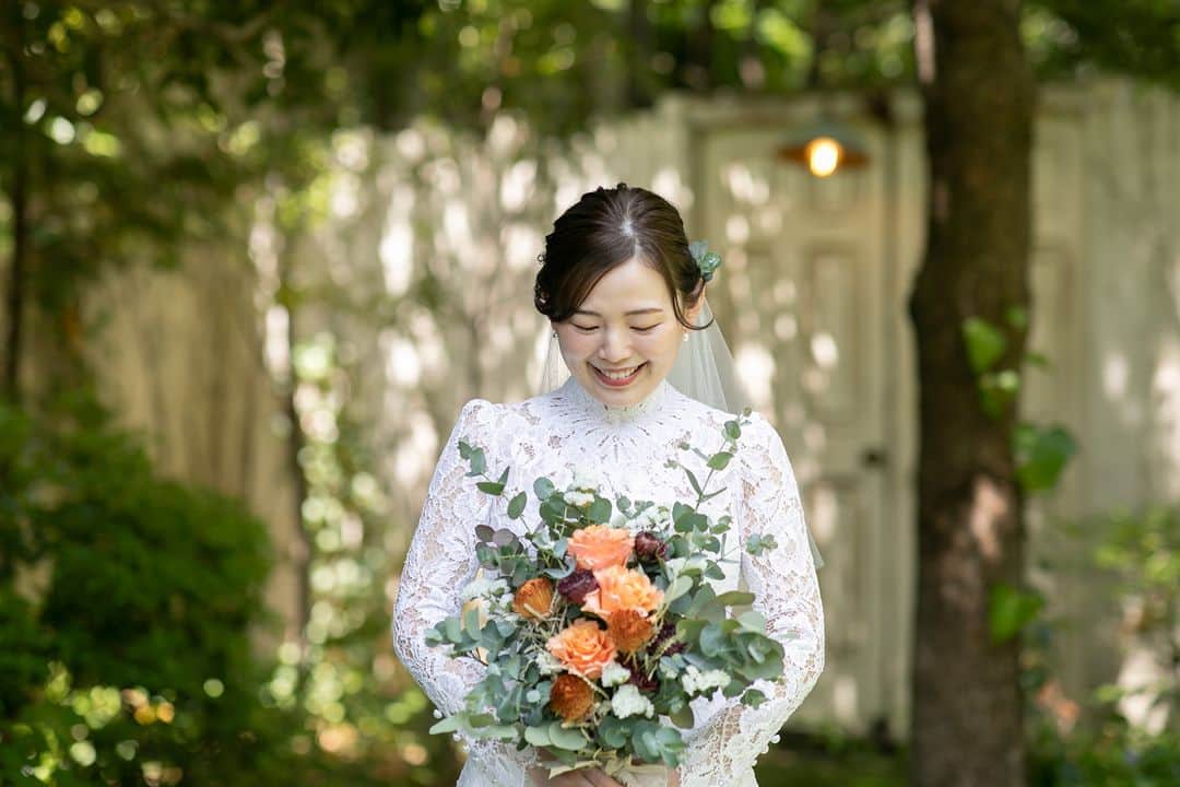 BARN&FOREST148のインスタグラム：「@barn_and_forest148 #100年後も語り継がれる結婚式 ・ ・ Garden Wedding…*  ブライダルフェアのご予約やお問合せは InstagramのDMでも承っております*  #ブーケ #生花 #花束 #バーンアンドフォレスト148 #barnandforest148 #卒花嫁 #プレ花嫁 #オリジナルブーケ #bouquet #ガーデンウェディング #千葉結婚式 #ブーケ迷子 #barnwedding #ラスティックウエディング #バーンアンドフォレスト #ガーデン挙式 #freshflowerbouquet #148花嫁 #小花ブーケ #流山おおたかの森 #千葉結婚式場 #ナチュラルウェディング #結婚式場 #バーンウェディング #florets」
