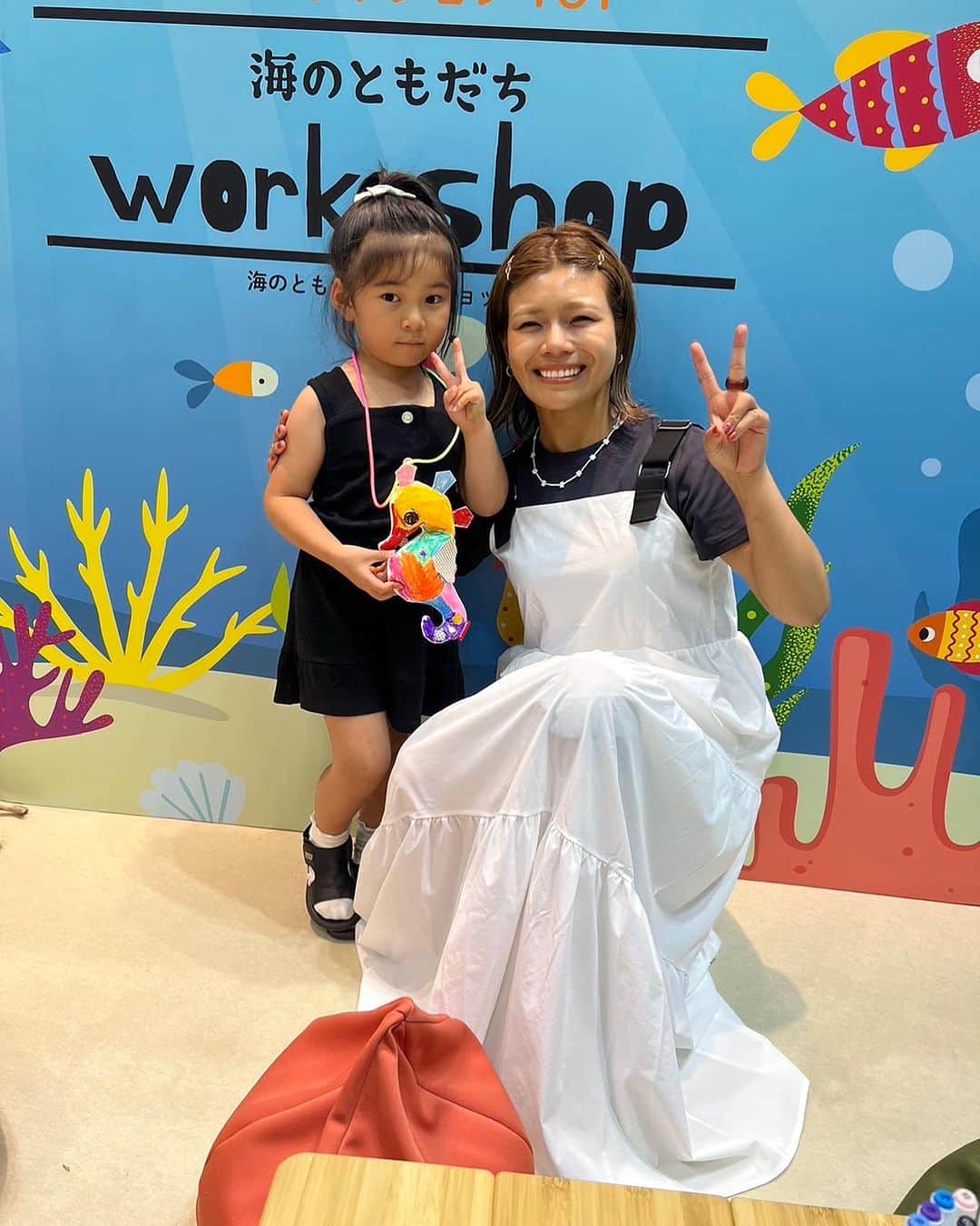 のインスタグラム：「ねぇ！！！超楽しいイベントにさっちゃんと参加してきました〜🎉✨✨ 楽天グループ最大級の体験イベントが4年ぶりに「パシフィコ横浜」でリアルで開催されてるよ👏🏽👏🏽👏🏽 誰でも参加可能で入場料無料☝🏽✧*。  今回私もご招待で参加させてもらったんですが、あまりに親子で楽しくて最後の最後まで、さまざまな遊びや、グルメを堪能しました〜👩🏽👧🏽♫∗（詳しくはブログにも書きますネ）  本当、普段楽天市場で見ているお店が目の前にいるということでめちゃくちゃ興奮してしまって、 このパスタ本当美味しいですよね！とか実際にお店の方と顔を合わせてコミュニケーションとれるのが新鮮で、とっても楽しく幸せでした。  やはり、ネット社会だけれど、直接会うのに叶うものはないね。 特に、懐かしの「イライラ棒」は親子で白熱🔥🔥🔥 SDGsをもじった、SDBs（サステナブルなビーズクッション）のブースでは使わなくなったクッションを再利用して、また新たなぬいぐるみに変身させて、シールやペンで自由にお絵描きをして世界で一つだけのぬいぐるみを完成させました〜  グルメエリアにはロケ弁で有名な「オーベルジーヌ」のカレーも出店していましたが、私が到着した時にはもう売り切れちゃってました！ 早く着いてまだあったら食べてみることオススメ♫ また、なかほら牧場のプリンの上にソフトクリームが乗ってるものや、食福亭味革のぷるぷるのもつがたっぷり入った「ぷるるんホルモン塩やきそば」も絶品！！！　私が買った自家製の桃の乗ったRORIAN桃の杏仁豆腐もめーっちゃくちゃおいしかった🤤 ほんと、楽天市場に出店している全国各地のグルメが楽しめたり、VR,ARなどの最新テクノロジーを体験できるコーナー♫もあり！！たまらん！！！ 家族やカップル、友達と行っても絶対楽しい！！！ 体験から、学び、グルメまで、とにかく様々な楽しみが詰まってました〜 来場者全員に、お買いものパンダのオリジナルうまい棒ももらえます！かわいかった👏🏽👏🏽👏🏽  ☑︎本日より8/6（日） ☑︎パシフィコ横浜 ☑︎入場料無料 ぜひ、みなさん暑い日々なので室内の大型イベント参加してみませんか？！！♡  #RakutenOptimism #楽天オプティミズム #pr」