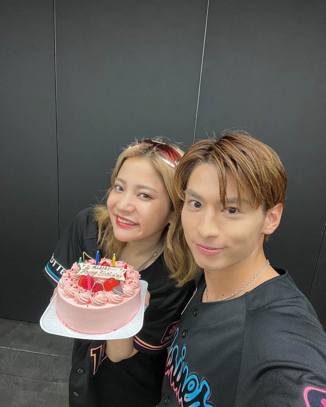 小見山直人 のインスタグラム：「ひびき誕生日おめでとう🙋‍♂️👏✨🙌🌹🎁🎊🎉」