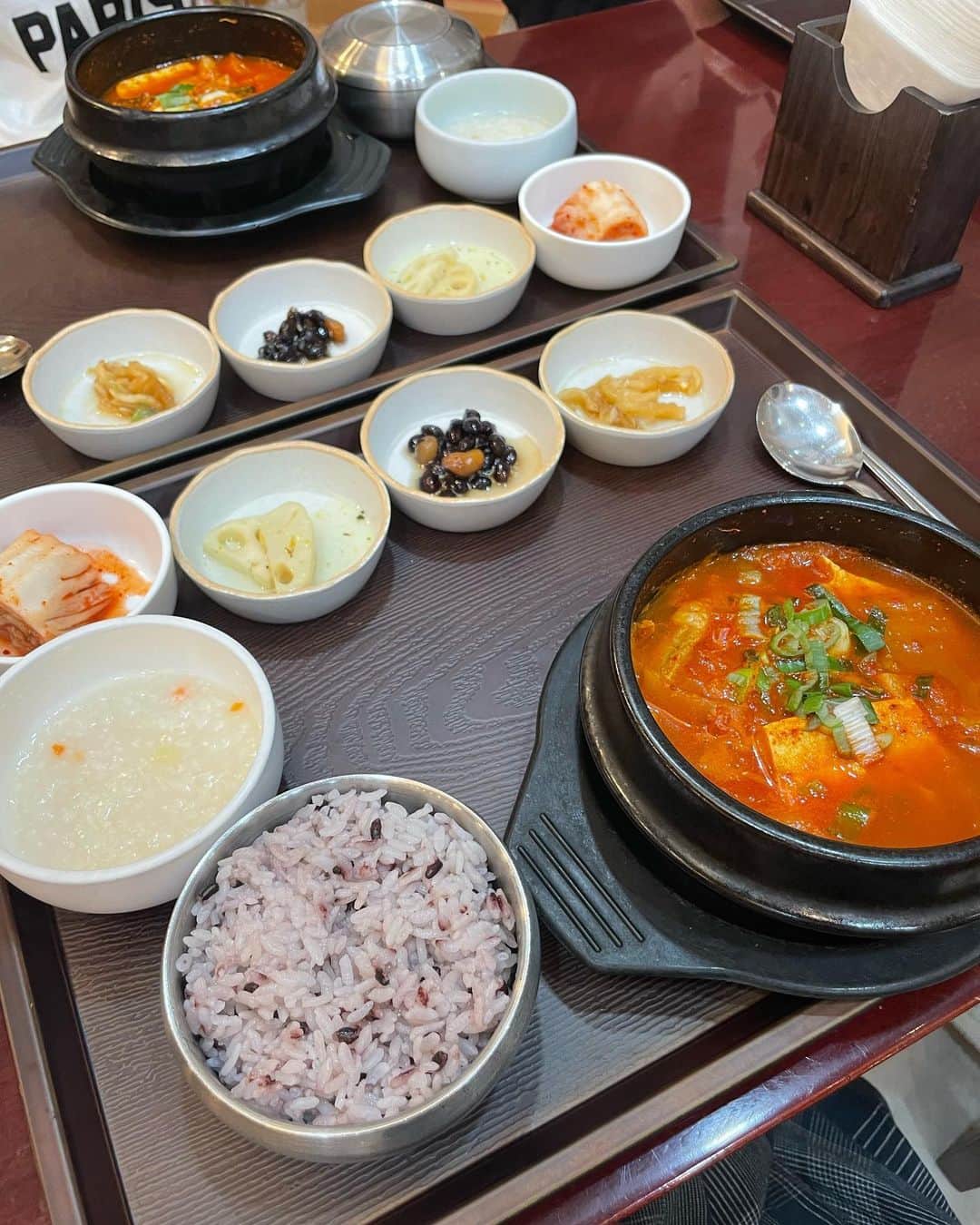 垣内彩未さんのインスタグラム写真 - (垣内彩未Instagram)「🇰🇷韓国旅行まとめ🇰🇷  初めて行った韓国は とても楽しかった♡  まず、 道路が広いところが 気に入りました🫶(そこ)  とにかく食べ物が美味しすぎて 途中から 「だめだ...この国にいたら確実に太る！」とアセアセ。 沢山歩いたから いつもよりモリモリ食べられたし カロリーも消費しているはず🕺  最終日には ジュヨンオンニ @jyjy5252 にも会えて一緒に朝ごはん。 オンニはいつ会っても素敵🥺🫶  ひとつ、 ほんのり後悔していることは adidasで見つけた 水色のジャージ、やっぱり買えば良かったかも？ということ。 (adidasの水色ジャージ持ってるから買わなかった) 画像見ながら 「やっぱり可愛いな、、、」と 親指くわえてます。🤨  旅の記録は、 デジカメのビデオでも撮ってきたので、どこかのタイミングで(はよせい)、韓国VLOGがUPされることと思います📹🇰🇷  #韓国旅行」8月3日 20時58分 - kakiuchiayami