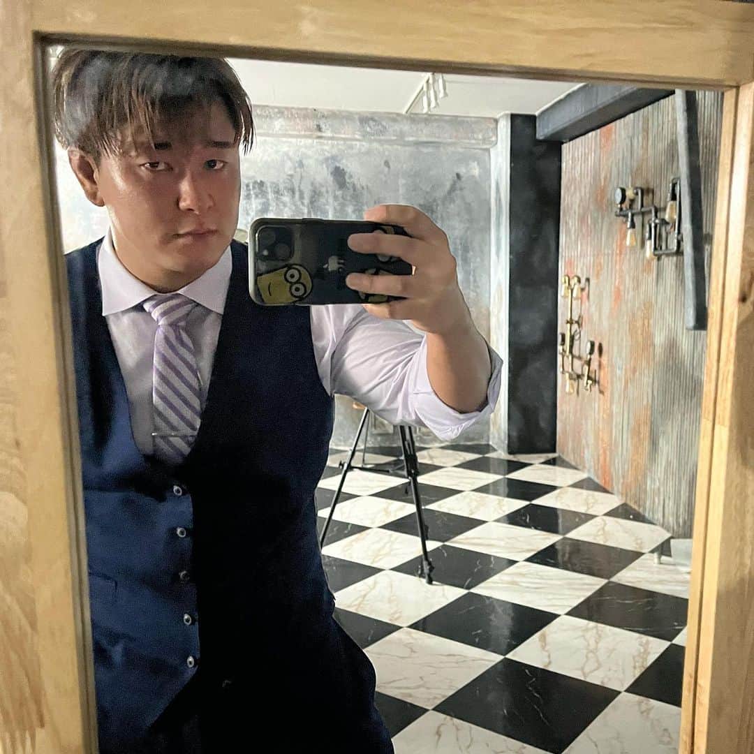 青柳優馬のインスタグラム：「この顔面でミニオン好きなんです  三冠戦の煽りVを撮りました🎥 エモさ満点の煽りVは8月6日幕張大会にて👀」