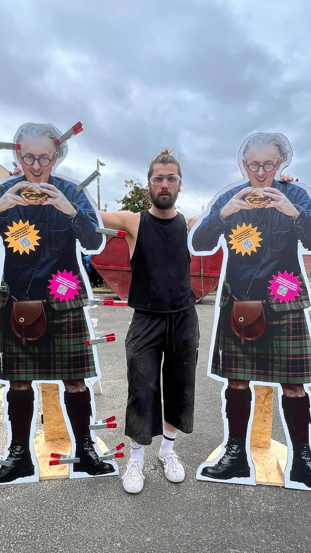 アラン・カミングのインスタグラム：「🖤🖤THE 2 ALANS🖤🖤  In support of @lgbtys we teamed up with @clubbackdrops to custom make 2 life size @alancummingreally that have been placed in 2 of our HOLE FILLING sites for the entire @edfringe   Find an Alan & scan the QR code for your chance to WIN: FREE BAGELS FOR A YEAR!!!!! 💥🥯💥 🥯💥🥯💥🥯💥  LUCKY BAGEL LOVERS! Alan is Cumming twice this Fringe!」