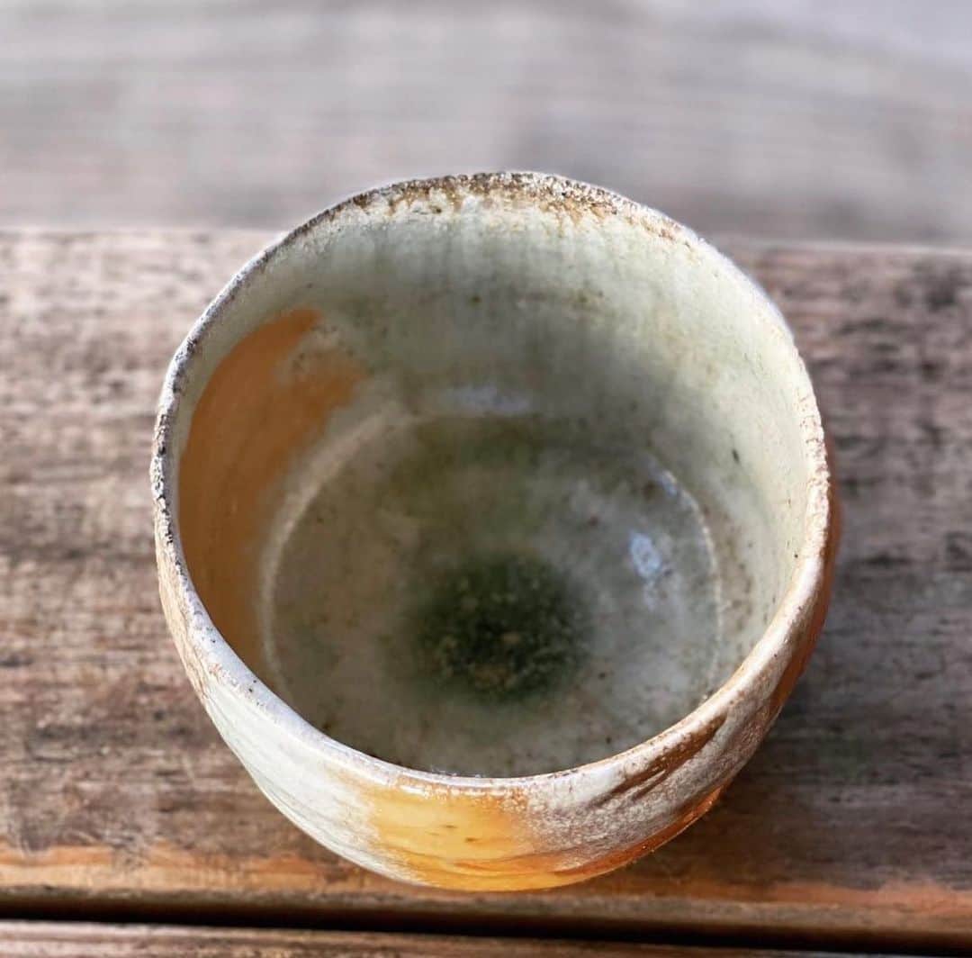 佐竹晃さんのインスタグラム写真 - (佐竹晃Instagram)「Wood fired chawan ( tea ceremony bowl) - shino glaze. 茶碗 薪窯 志野釉　www.akirasatake.com #akirasatake  #tea #teatime #chanoyu #teaceremony #akirasatakeceramics #clay #yunomi #shinoglaze #woodfiredpottery #asheville  #茶碗 #ちゃわん #chawan #gallerymugen  #茶 #陶芸 #陶芸家」8月3日 21時09分 - akirasatake