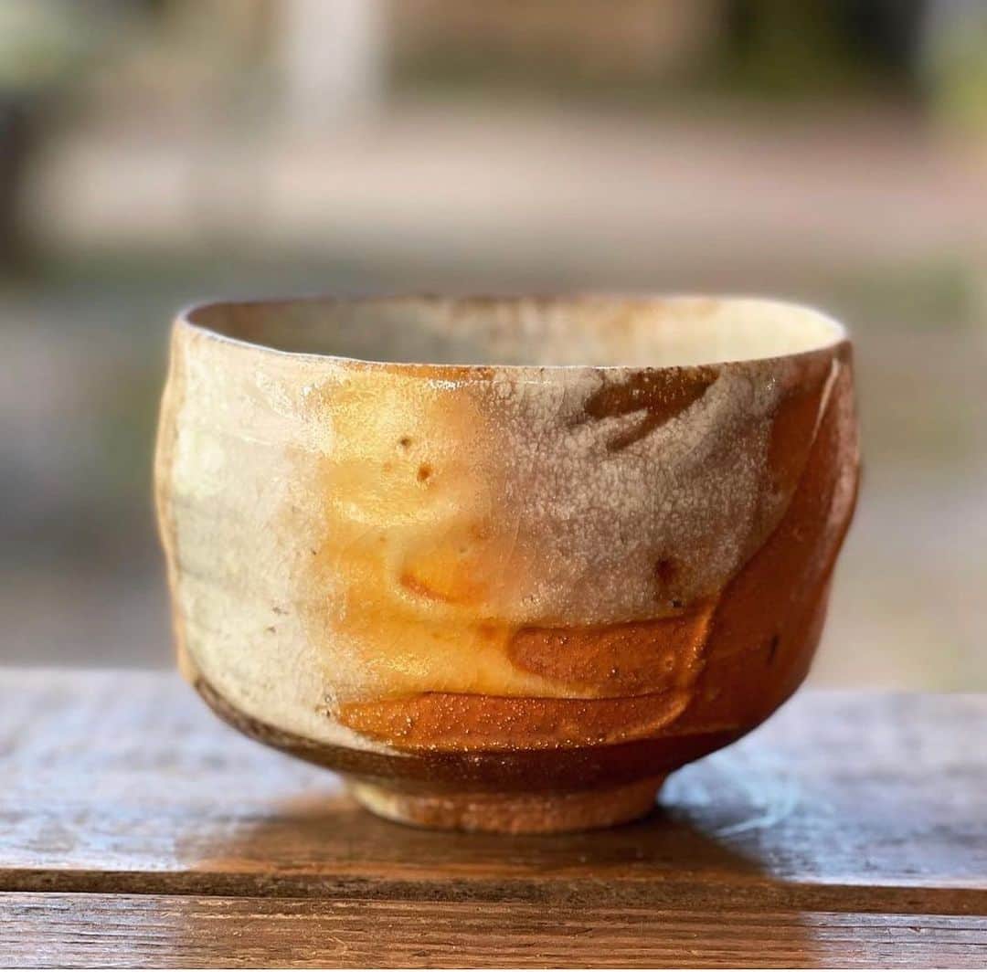 佐竹晃さんのインスタグラム写真 - (佐竹晃Instagram)「Wood fired chawan ( tea ceremony bowl) - shino glaze. 茶碗 薪窯 志野釉　www.akirasatake.com #akirasatake  #tea #teatime #chanoyu #teaceremony #akirasatakeceramics #clay #yunomi #shinoglaze #woodfiredpottery #asheville  #茶碗 #ちゃわん #chawan #gallerymugen  #茶 #陶芸 #陶芸家」8月3日 21時09分 - akirasatake