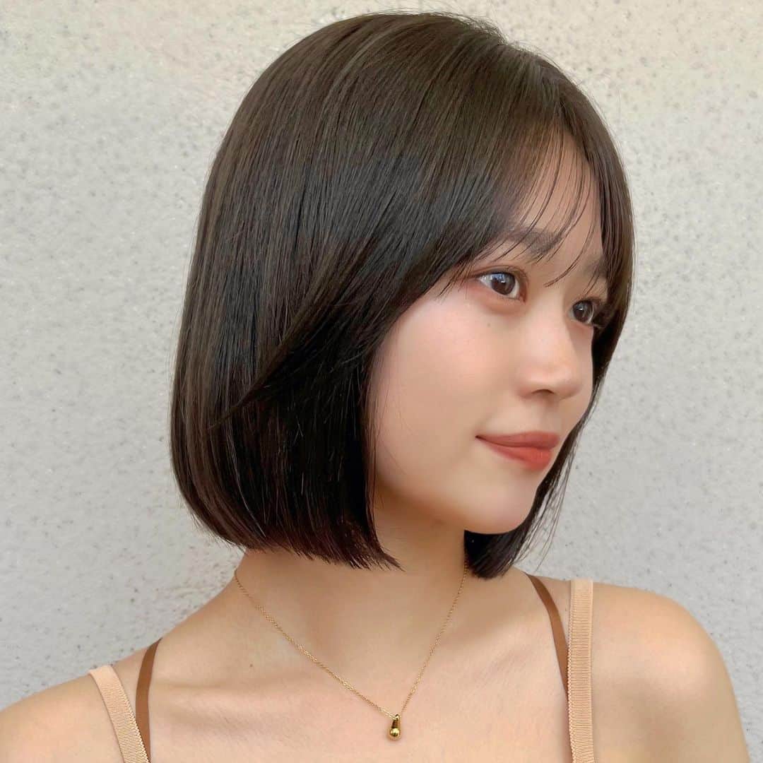 のインスタグラム：「顔まわりのあるタッセルbob  暗くても透ける#オリーブグレー 🌿  #韓国ボブ#タッセルボブ#くびれボブ#カジュアルヘア#レイヤーカット#透明感カラー#グレージュ#グレージュカラー#オリーブベージュ#オリーブグレージュ#顔周りレイヤー#フェイスレイヤー#カジュアルヘア#くびれヘア#透明感ヘア #SHIMA原宿#原宿美容室#SHIMAHARAJUKU」