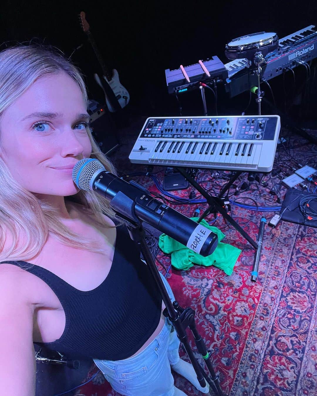 フローリーのインスタグラム：「Rehearsals Day 1 🥹🙌🏼 I’m curious….WHERE would you like to see us play?」