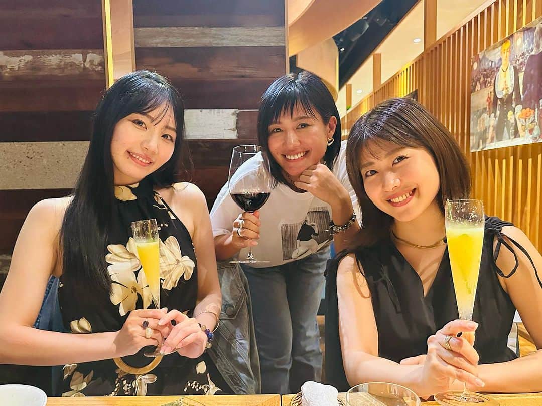 のインスタグラム：「親友と舎弟と🥂笑  この写真、事務所の社長感あるって言われたよ。 ラフなのに🍷が逆にらしい☺️  2人ともいいやつ。 あ、良い子です笑  なんかこの2人といると 男になっちゃう😂  前世で元カノだった？笑  #お疲れ様会 #女子会 #打ち上げ   #selfie #photooftheday #japan #beautifulflower  #trip #travel #trending」