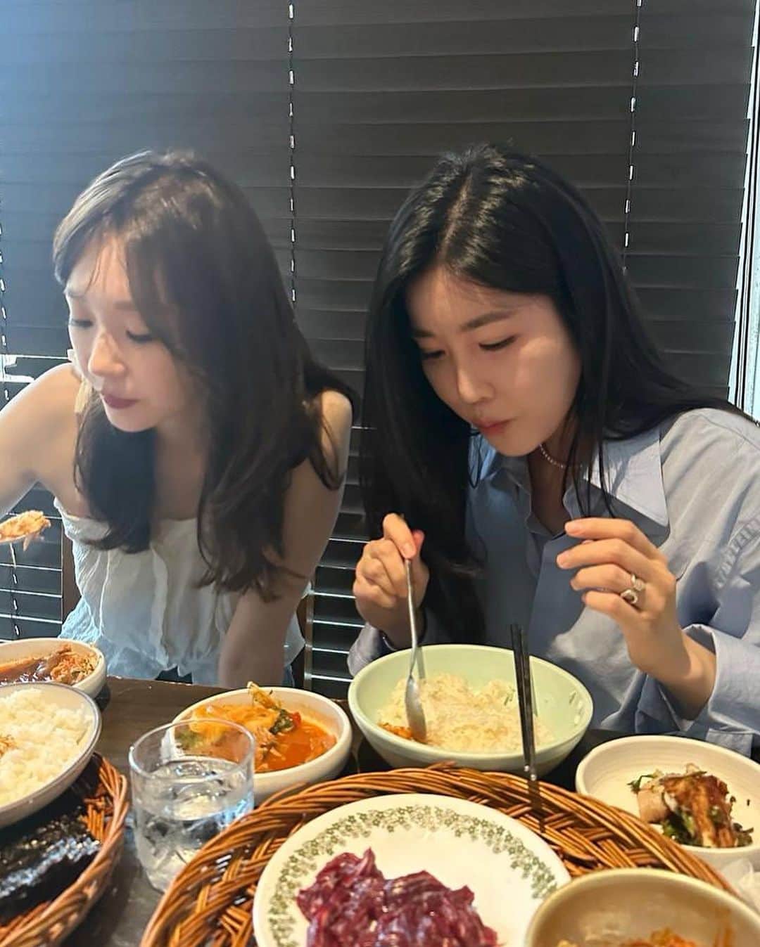 カン・ミンギョン のインスタグラム：「🎂생일 축하해 주신 모든 분들 정말 감사합니다... 저는 오늘 혼자 하루 보냈어요 눈 뜨자마자 제일 좋아하는 빵집 가서 케잌 사 묵구 냉장고 뷰 필동면옥에서 평냉에 제육 한 접시하고 지금 우니참치빙수 해 먹었어요.... 일엽편주도 땄는데 너무 맛있고 좋으네요.. 고독의 묘미랄까.. 🥹 오랜만에 나에게 집중한 귀한 하루였어요.. 모두모두 정말 감사합니다! (📸 첫 장은 오늘 아니구 얼마 전 적이오빠가 찍어준 답치 사진)」