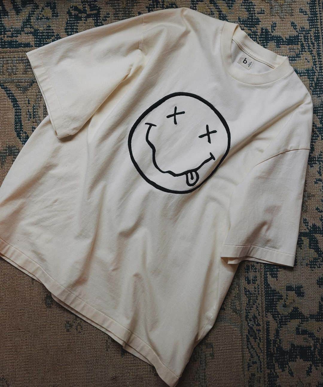のインスタグラム：「【NEW RELEASE】blurhmsROOTSTOCK for ADAM ET ROPÉ EXCLUSIVE NIRVANA Print tee  毎シーズン好評を博している blurhmsROOTSTOCK(ブラームスルーツストック)とADAM ET ROPÉ HOMME(アダム エ ロペ オム)のコラボレーション。  2023 年秋の新作は、伝説のロックバンド「Nirvana(ニルヴァーナ)」のプリント/刺繍を施した別注Tシャツを数量限定にて発売いたします。  今回、フロントにはオフィシャルのフォトプリント/スマイルマーク刺繍の2デザインで展開、バックプリントは Onyx フォントで代表的なワードロゴがそれぞれ配されています。  また、ボディには、blurhmsROOTSTOCK の定番として展開し、プリントTシャツのためだけにオリジナルで生産している素材を採用。  染色加工を施し、プリント後に複数回洗いをかけることで仕上がるソフトな風合いと着心地の良さが特徴です。  ・・・  blurhmsROOTSTOCK for ADAM ET ROPÉ EXCLUSIVE NIRVANA Print tee ・Embroidery Smile Tee PRICE　¥17,600 SIZE　2/3/4  ・Monochrome Photo Tee PRICE　¥17,600 SIZE　2/3/4  ■発売日 2023年8月4日(金)より発売開始  ■取り扱い店舗 アダム エ ロぺ オム取り扱い店舗 アダム エ ロぺ公式オンラインストア  @adametrope  @adametropehomme  @jadorejunonline  @blurhms_rootstock  #adametrope #adametropehomme #jadorejunonline  #blurhms #blurhmsrootstock」