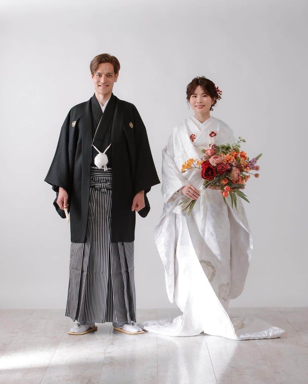 Tomoya Tamadaのインスタグラム：「和装前撮り撮影🤍🥰 【 @kimonoito 和装コラボフォトプラン 】  古典的でレトロな王道和装スタイルから、形式に捉われないファッション性の高いモダンなスタイルまで、お二人の個性を活かした特別なお写真をご提案させていただきます。  ●コラボフォトプラン内容  ・スタジオ撮影 or ロケーション撮影 ・新婦様衣裳 1式 (白無垢、色打掛、引き振袖から1点) ・新郎様衣裳 1式 (黒紋服、色紋服から1点) ・ヘアメイク&着付け ・ブーケ/ヘッドドレス ・撮影(100カット以上〜)  ＊白無垢＋色打掛の和装2点のプランもありますのでお気軽にお問い合わせ下さいませ。  こちらのコラボプランでは、 @masashiro_hosaka  @tama_hairmake が担当させて頂きます。  ●お問い合わせ @kimonoitoのハイライトにあります、 ラインアカウントQRコードを読み込んで頂き、 ご連絡お待ちしております。  上記以外のお問い合わせ先は  ・kimono絲HP ・TEL:0368211710  こちらまで、宜しくお願い致します。  ご質問・ご相談は【お問い合わせ】フォームまで お気軽にご連絡くださいませ。  ＿＿＿＿＿＿＿＿＿＿＿＿＿＿＿＿＿＿＿＿＿＿＿＿＿＿  【 現在、募集中のセミナー 】  ●8月7日(月曜日)  鹿児島  ●8月15日(火曜日)  東京  ●8月21日(月曜日)  大阪   ●8月22日(火曜日)  大阪  ●8月28日(月曜日)  静岡  ●8月29日(火曜日)  静岡  ●9月5日(火曜日)  東京  当日の詳細、ご応募に関しましてはホームページの 「セミナー告知」に記載しておりますので ご応募お待ちしております☺︎  ＿＿＿＿＿＿＿＿＿＿＿＿＿＿＿＿＿＿＿＿＿＿＿＿＿＿  開催告知しているセミナー以外でも 個人様、企業様へ向けた臨店講習も行なっております。 臨店講習のお問い合わせは、こちらから宜しくお願い致します。  LINE ID ➡️ @ntb4770x  雑誌、広告、web撮影などのご依頼もお気軽にお問い合わせ下さいませ。 ご依頼に関するお問い合わせは、ホームページの 「お問い合わせ」からご連絡お待ちしております。  #ウェディング#ブライダル#花嫁#結婚式#結婚式準備#前撮り#和装#和装前撮り#weddingphoto#ウェディングフォト#プレ花嫁#プレ花嫁さんと繋がりたい#プレ花嫁準備#2023春婚#2023夏婚#2023秋婚#鹿児島花嫁#東京花嫁#ウェディングヘア#ブライダルヘア#ヘアアレンジ#ヘアメイク#花嫁ヘア#ウェディングドレス#weddinghair#bridalhair#新娘化妝#新娘秘書#新娘髮型#웨딩」