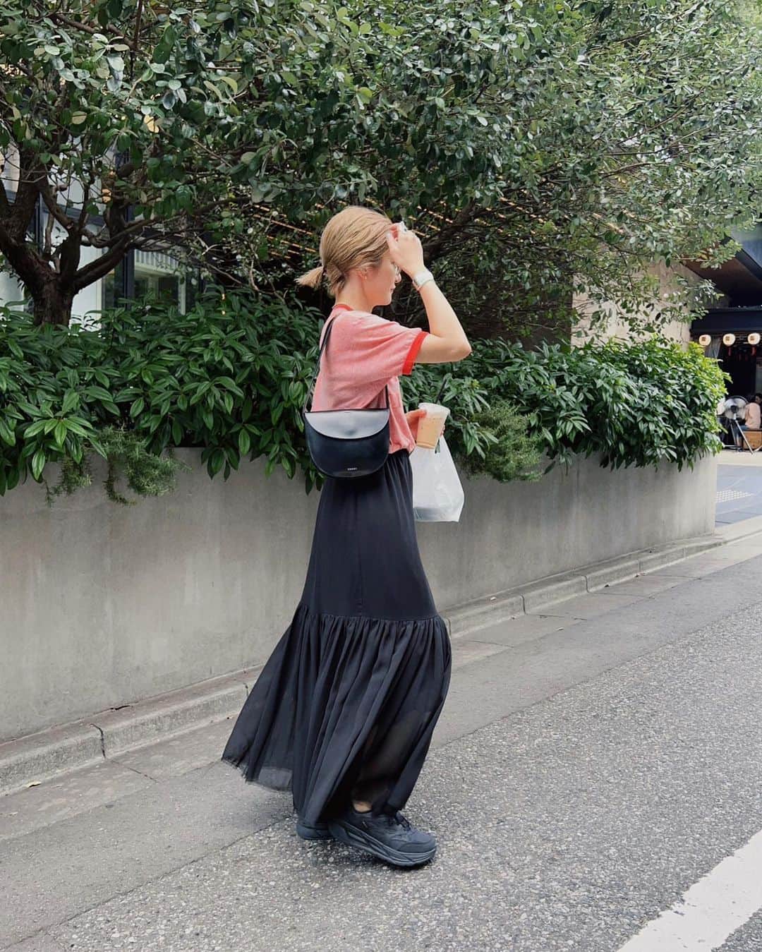川島幸恵さんのインスタグラム写真 - (川島幸恵Instagram)「🖤🖤🖤 ⁡ SALEでのお買い物🛍️ シアーティアードロングスカート。 ずっと欲しかったから嬉しい〜♩ ⁡ 軽さを出したかったので、裾は断ち切りにしてます✂️ (ほつれないようにステッチを入れてますが、ステッチまでは糸が出てくるのでカットしてしまって大丈夫です😊) ⁡ あえてボロボロで着るのも可愛いんです♡ ⁡ ⁡ #SHENERY_official ⁡#tee #vintage #skirt #SHENERY #necklace #maisonno8 #bangls #tiffany #glasses #eyevan #bag #yahki #sneakers #hokaoneone  #fashion #styling #シアースカート #ティアードスカート  #ハイトーンカラー #ハイトーンボブ #ハイトーンヘア」8月3日 21時10分 - sachie118