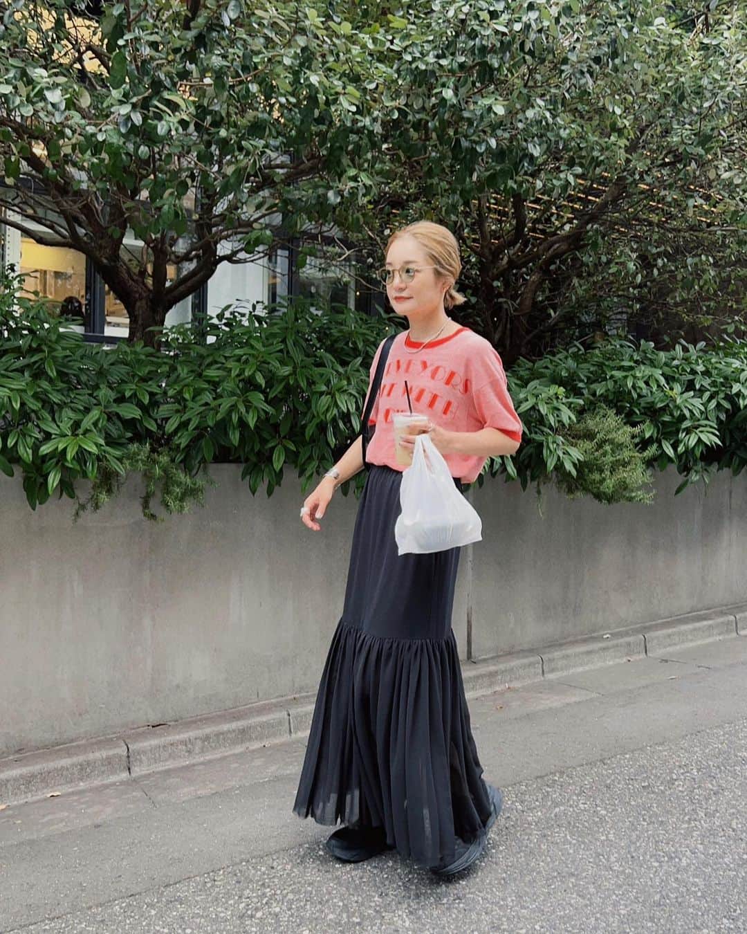 川島幸恵さんのインスタグラム写真 - (川島幸恵Instagram)「🖤🖤🖤 ⁡ SALEでのお買い物🛍️ シアーティアードロングスカート。 ずっと欲しかったから嬉しい〜♩ ⁡ 軽さを出したかったので、裾は断ち切りにしてます✂️ (ほつれないようにステッチを入れてますが、ステッチまでは糸が出てくるのでカットしてしまって大丈夫です😊) ⁡ あえてボロボロで着るのも可愛いんです♡ ⁡ ⁡ #SHENERY_official ⁡#tee #vintage #skirt #SHENERY #necklace #maisonno8 #bangls #tiffany #glasses #eyevan #bag #yahki #sneakers #hokaoneone  #fashion #styling #シアースカート #ティアードスカート  #ハイトーンカラー #ハイトーンボブ #ハイトーンヘア」8月3日 21時10分 - sachie118
