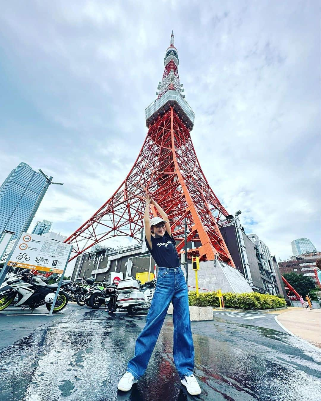 鈴木奈々のインスタグラム：「. 東京タワースタジオに行ってきましたー🗼 デニムはヤヌークです😊 @yanuk_official」